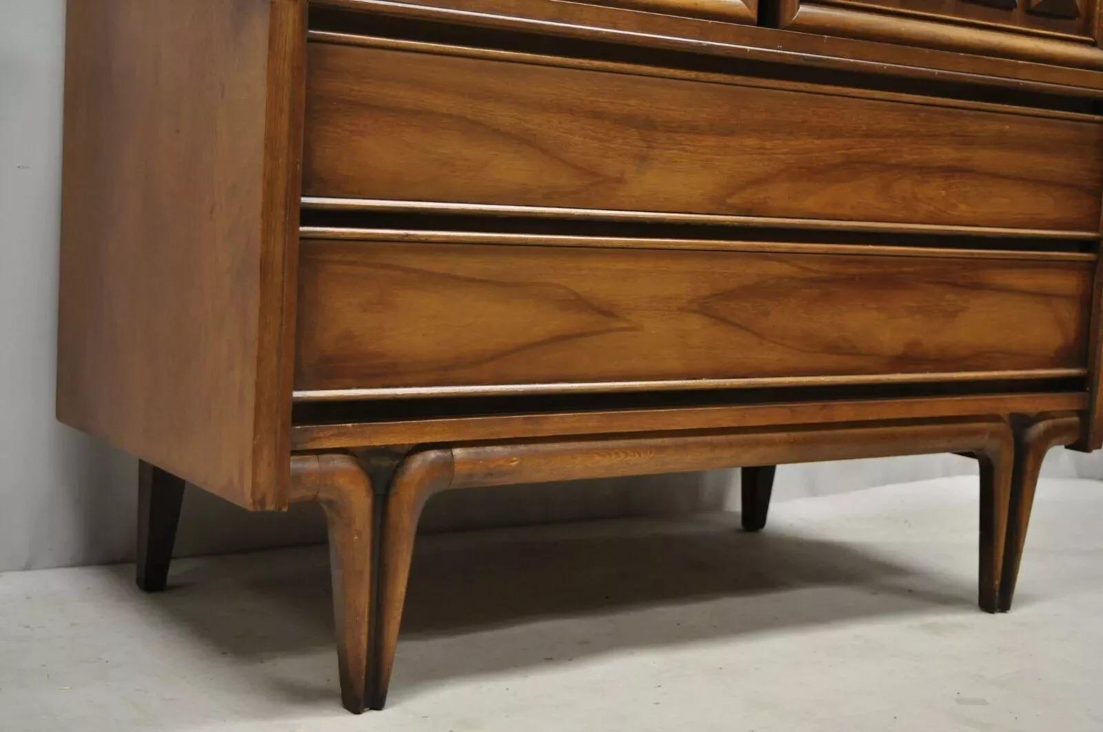 Vintage Mid Century Modern Skulptur Nussbaum V-Leg Tall Chest Dresser Cabinet (Moderne der Mitte des Jahrhunderts) im Angebot