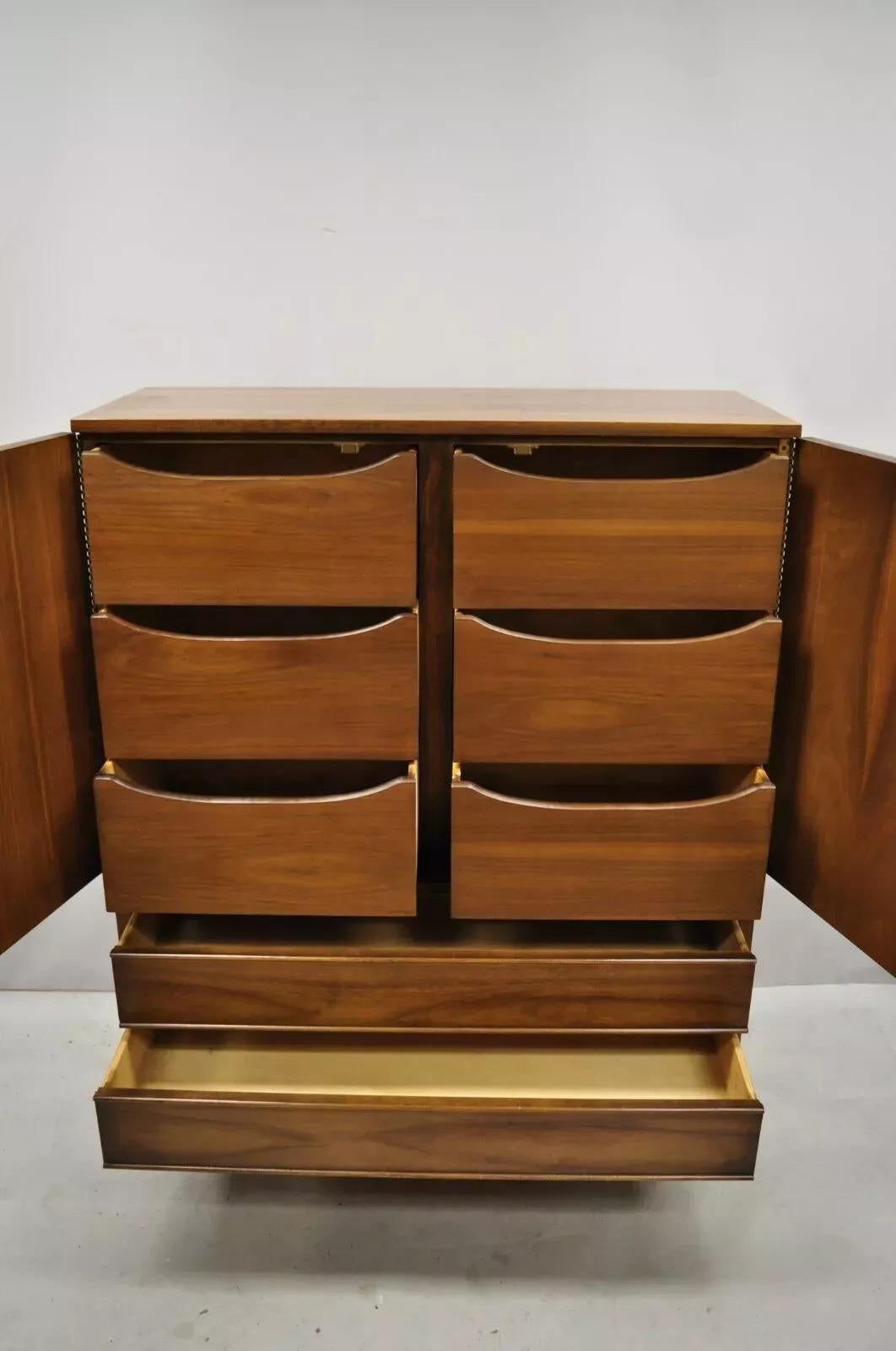 Vintage Mid Century Modern Skulptur Nussbaum V-Leg Tall Chest Dresser Cabinet (Unbekannt) im Angebot
