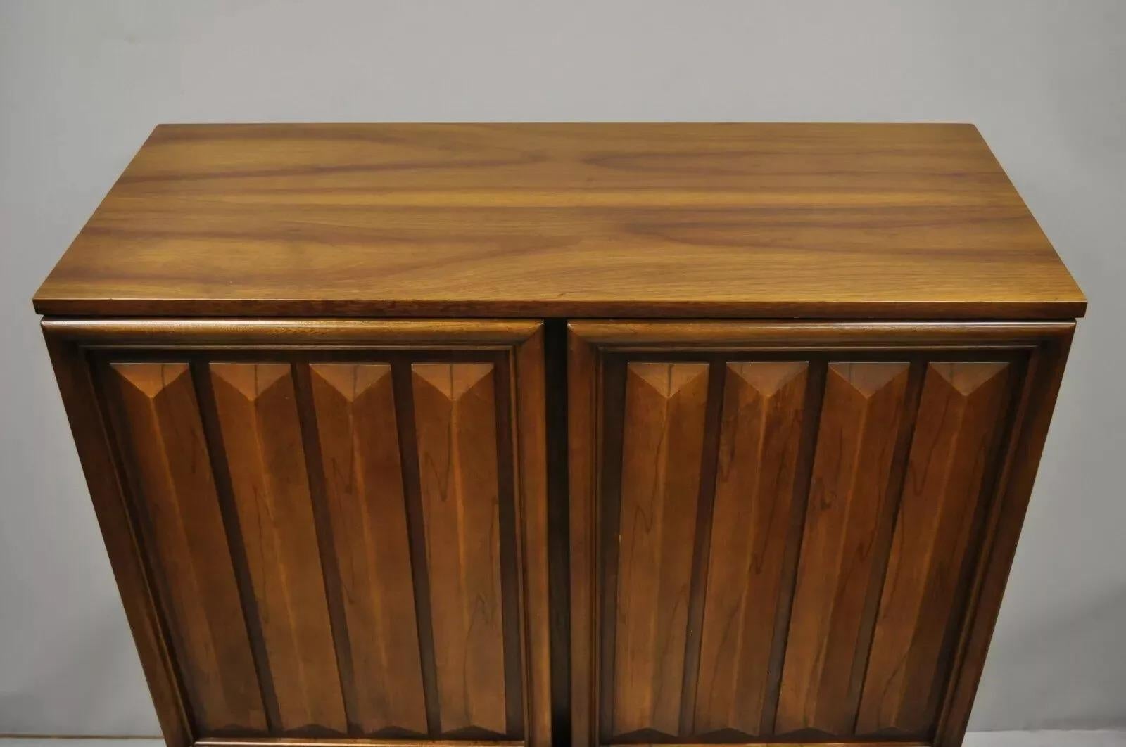 Vintage Mid Century Modern Skulptur Nussbaum V-Leg Tall Chest Dresser Cabinet im Zustand „Gut“ im Angebot in Philadelphia, PA