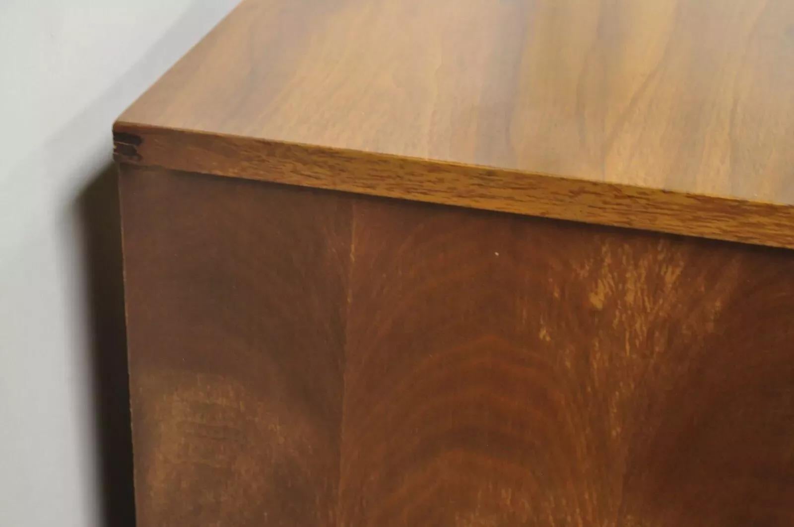Vintage Mid Century Modern Skulptur Nussbaum V-Leg Tall Chest Dresser Cabinet (Walnuss) im Angebot