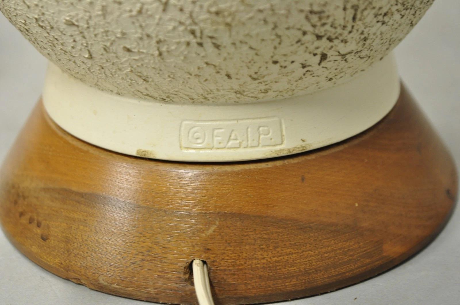 Vintage Mid Century Modern Sculpted Weiß Keramik & Teakholz Tischlampen - Paar im Angebot 4