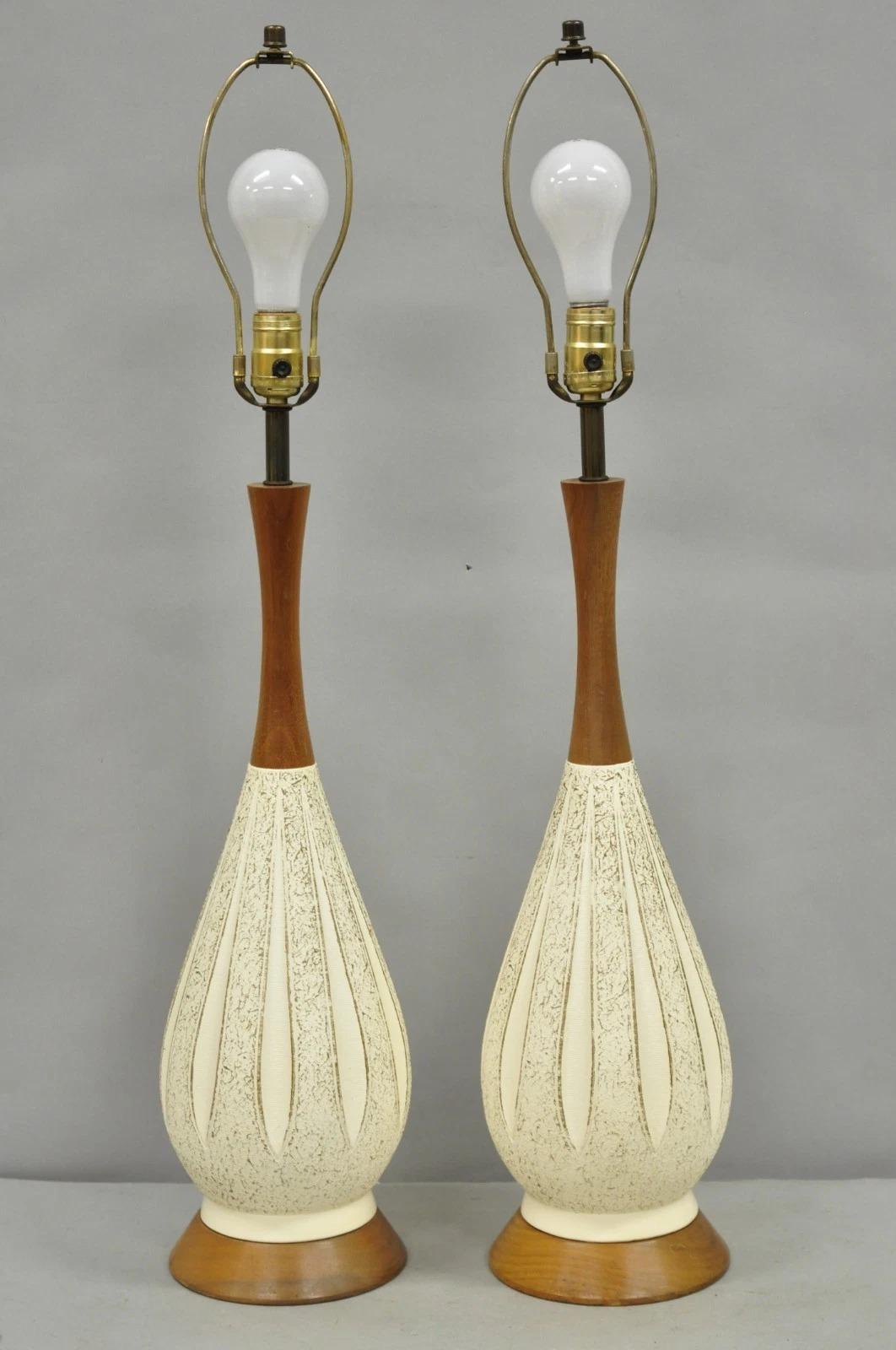 Vintage Mid Century Modern Sculpted Weiß Keramik & Teakholz Tischlampen - Paar im Angebot 6