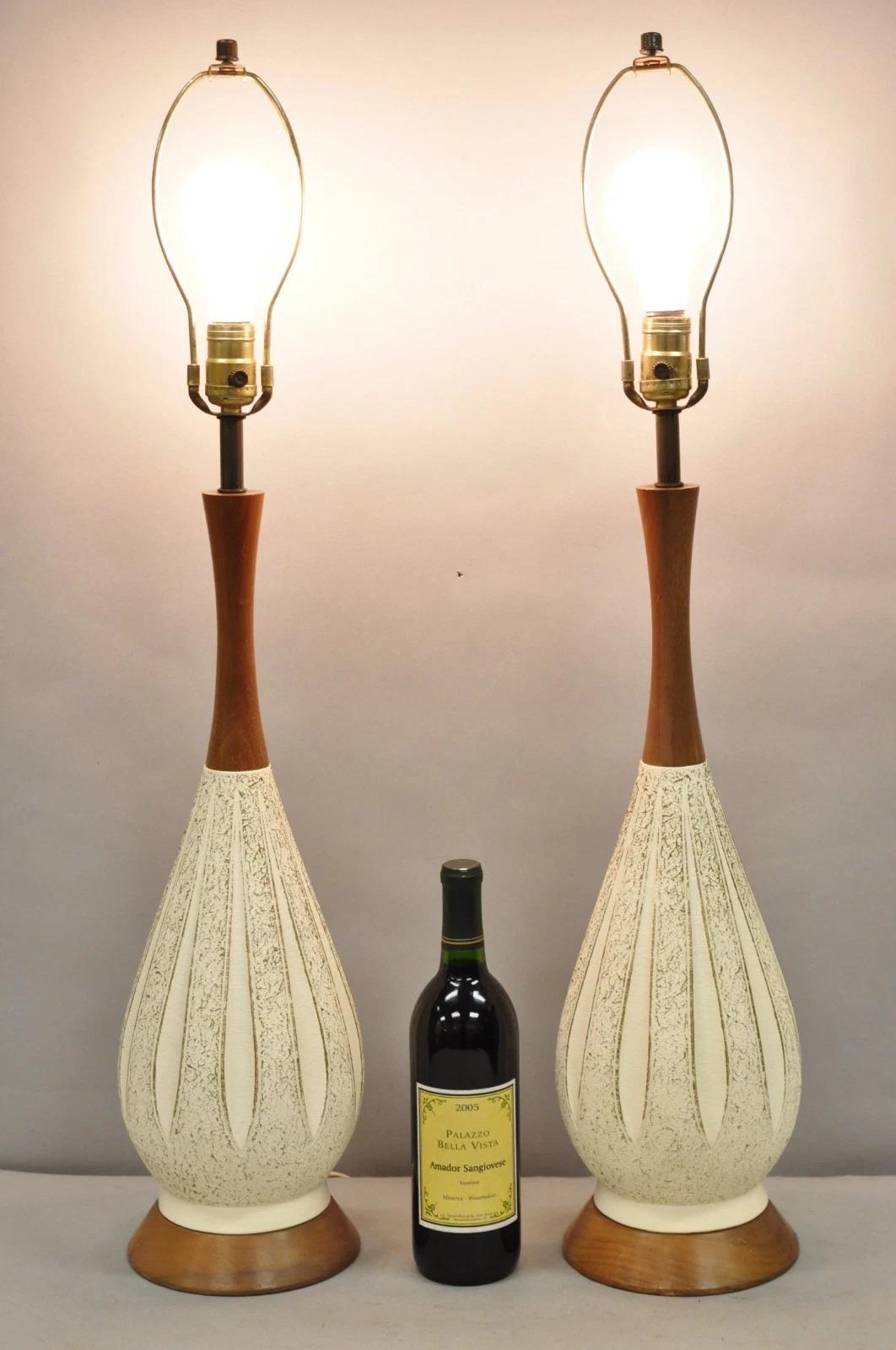 Vintage Mid Century Modern Sculpted White Ceramic Pottery & Teak Wood Table Lamps - a Pair. Circa Mitte des 20. Jahrhunderts. Abmessungen: 33