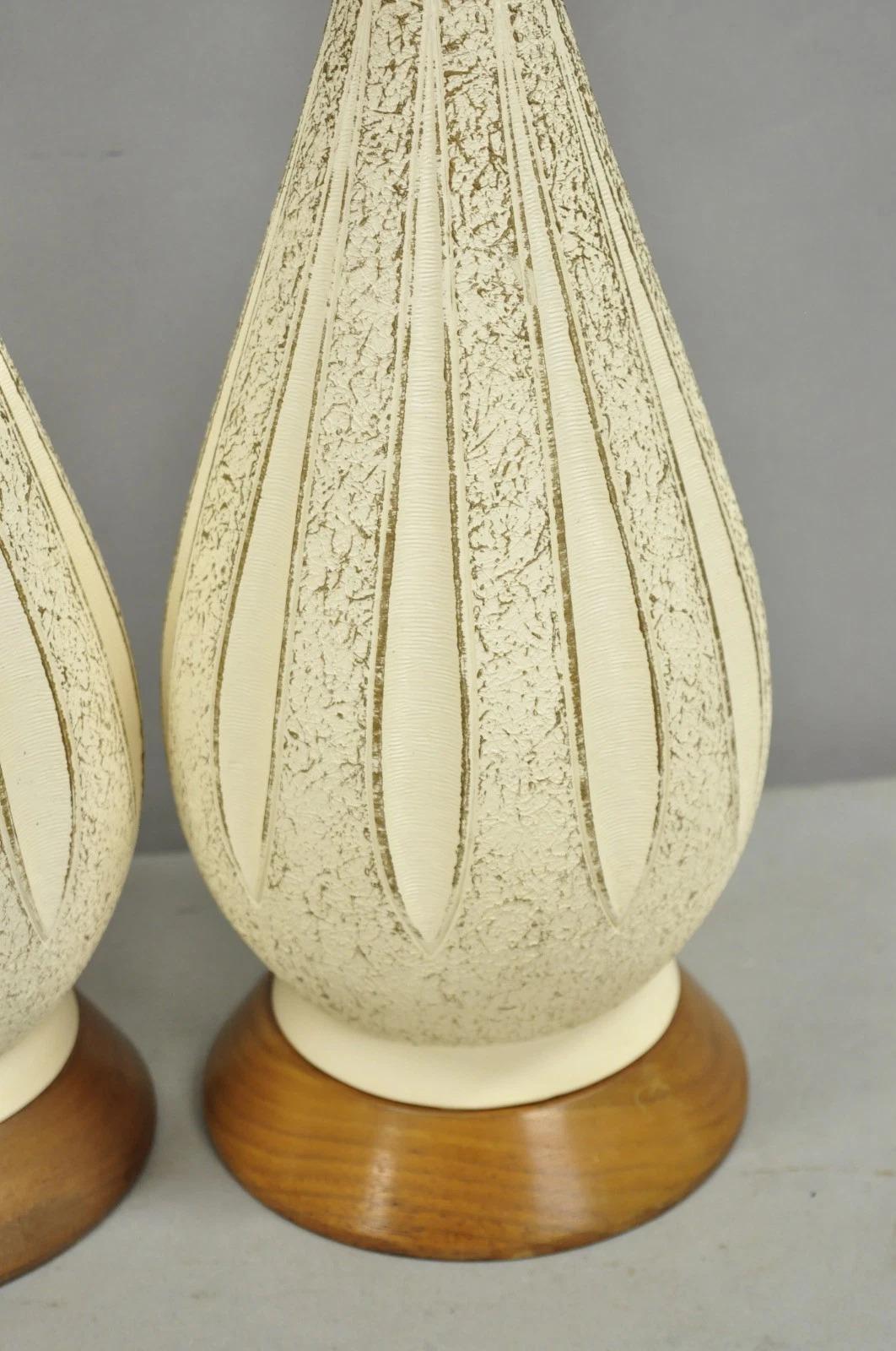 Vintage Mid Century Modern Sculpted Weiß Keramik & Teakholz Tischlampen - Paar (Unbekannt) im Angebot