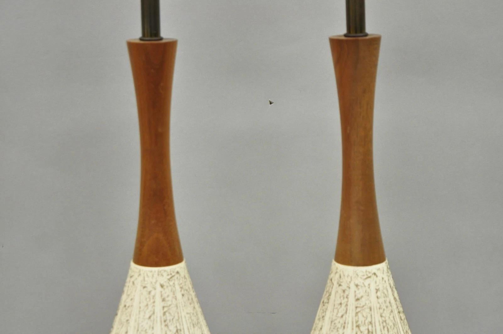 Vintage Mid Century Modern Sculpted Weiß Keramik & Teakholz Tischlampen - Paar im Zustand „Gut“ im Angebot in Philadelphia, PA