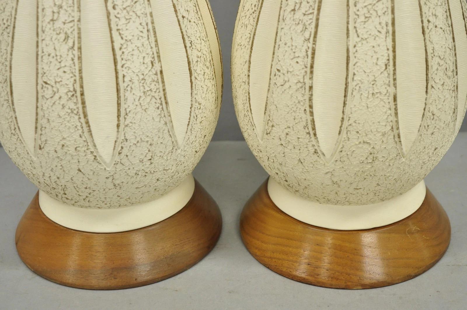 Vintage Mid Century Modern Sculpted Weiß Keramik & Teakholz Tischlampen - Paar (20. Jahrhundert) im Angebot