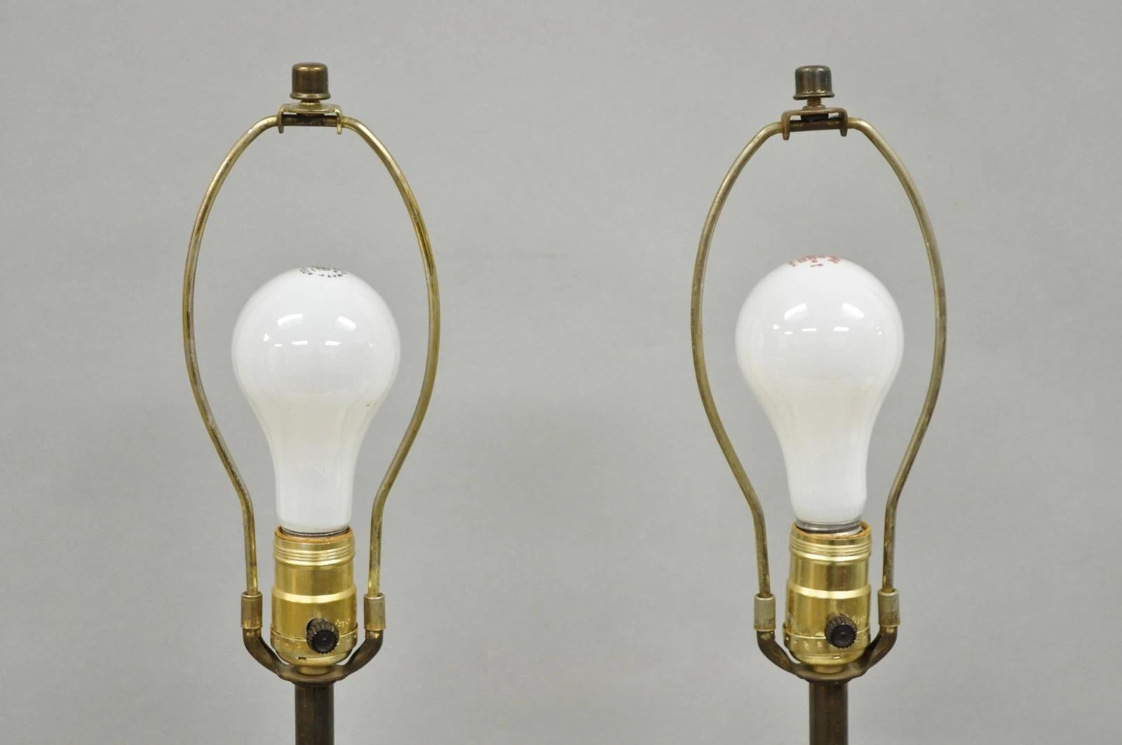 Vintage Mid Century Modern Sculpted Weiß Keramik & Teakholz Tischlampen - Paar im Angebot 1