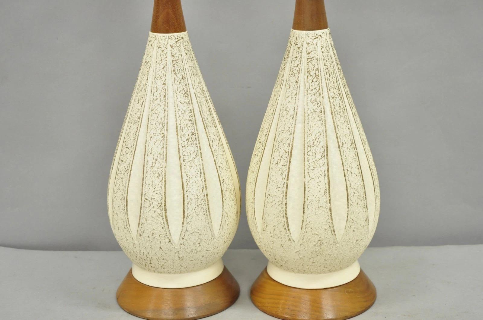 Vintage Mid Century Modern Sculpted Weiß Keramik & Teakholz Tischlampen - Paar im Angebot 2