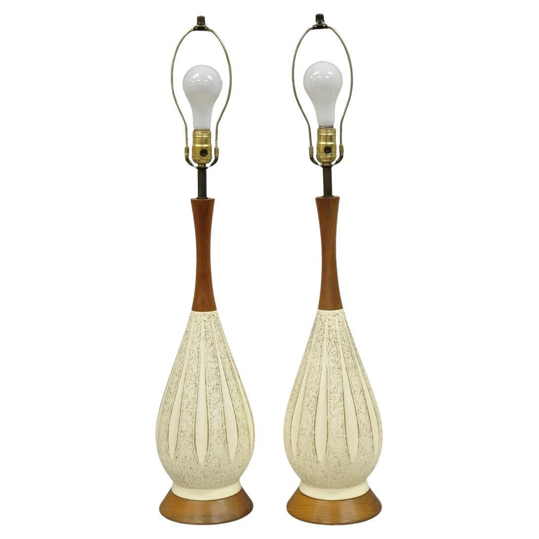 Lampes de table Vintage Mid Century Modern en céramique blanche sculptée et bois de teck - Paire