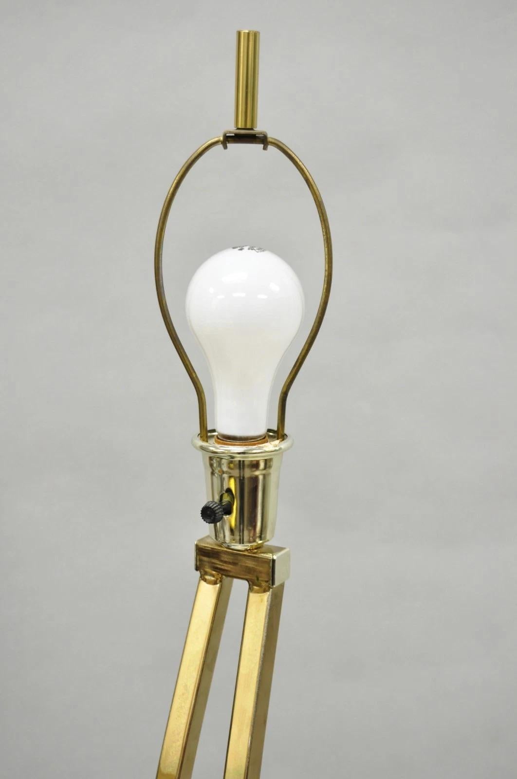 Lámpara de pie escultórica de metal chapado en latón vintage de mediados del siglo XX by Clover en Bueno estado para la venta en Philadelphia, PA