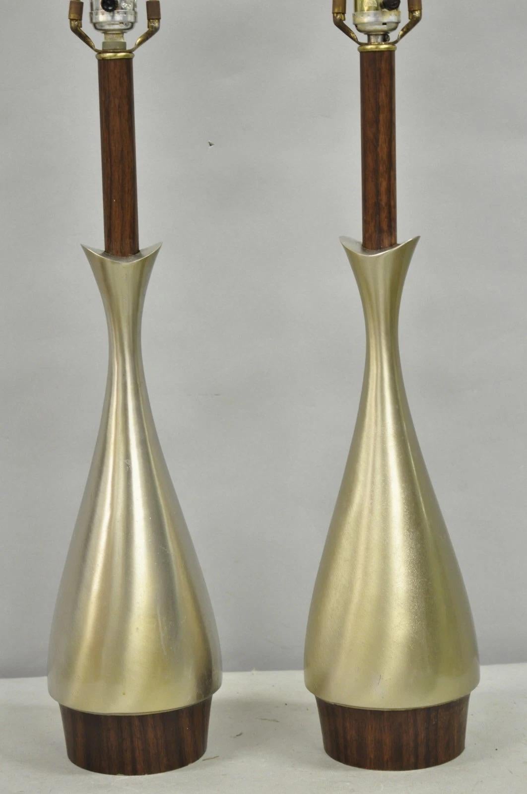 Mid-Century Modern Lampes de table en métal brossé vintage et moderne du milieu du siècle par Laurel - Paire en vente