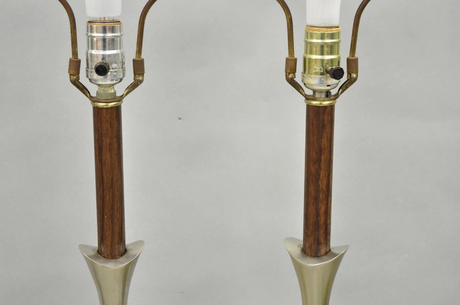 Inconnu Lampes de table en métal brossé vintage et moderne du milieu du siècle par Laurel - Paire en vente