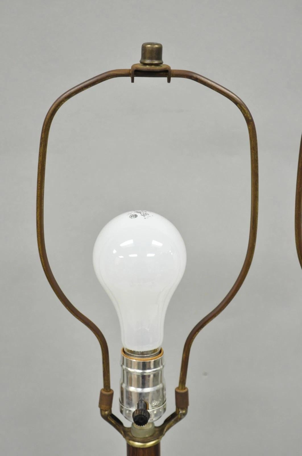 Lampes de table en métal brossé vintage et moderne du milieu du siècle par Laurel - Paire en vente 2