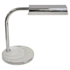 Lampada da tavolo scultorea di Chome e arco in lucite della metà del secolo scorso