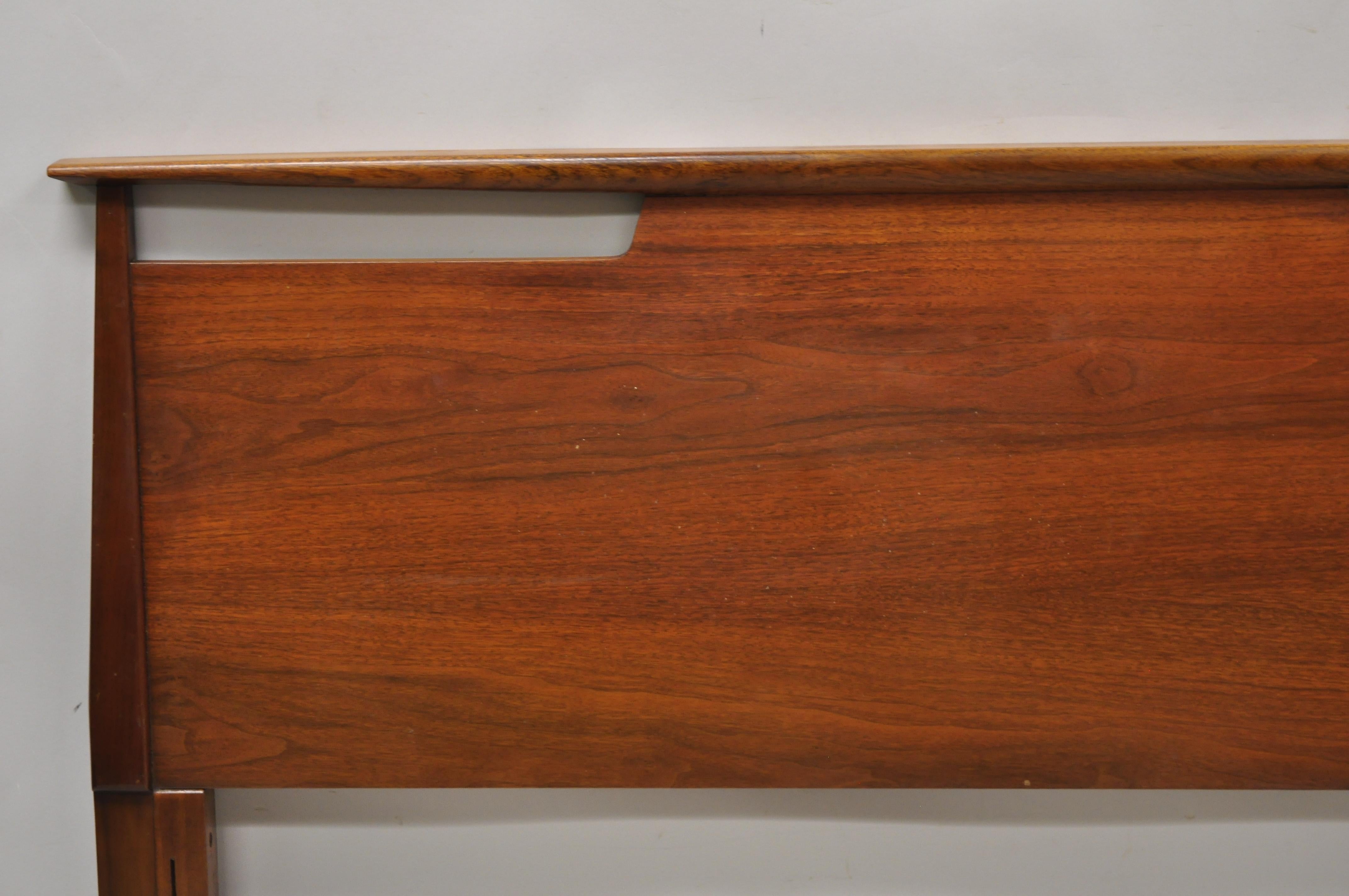 Mid-Century Modern sculptural sculpted walnut full size bed headboard. Item features beautiful wood grain, clean modernist lines, sleek sculptural form. Circa mid 20th century. Measurements: 36