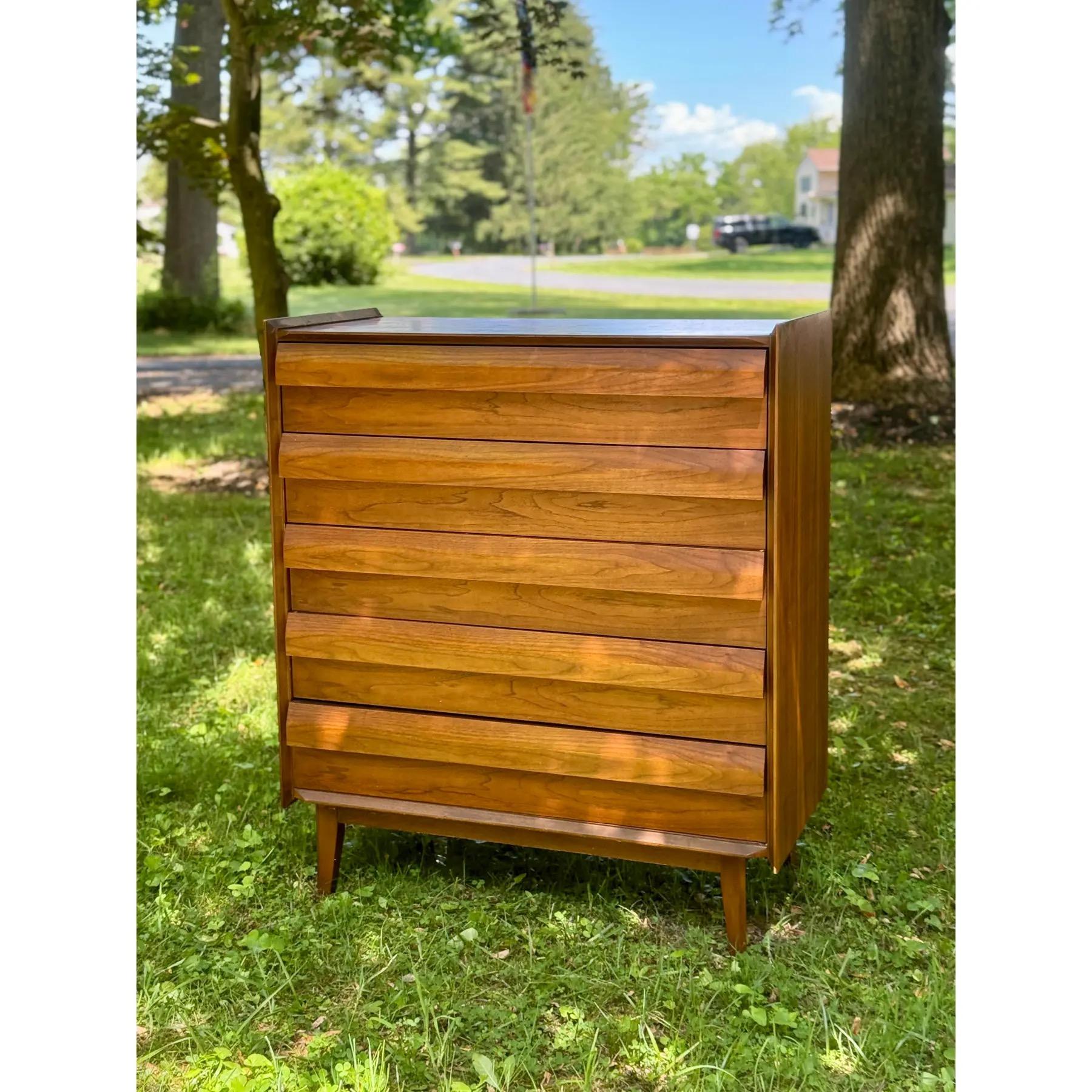 Lane's hohe Kommode aus Nussbaum mit fünf Schubladen. Dieses elegante Möbelstück verfügt über diskrete horizontale Schubladengriffe und ruht auf einem klassischen Konsolenfuß.