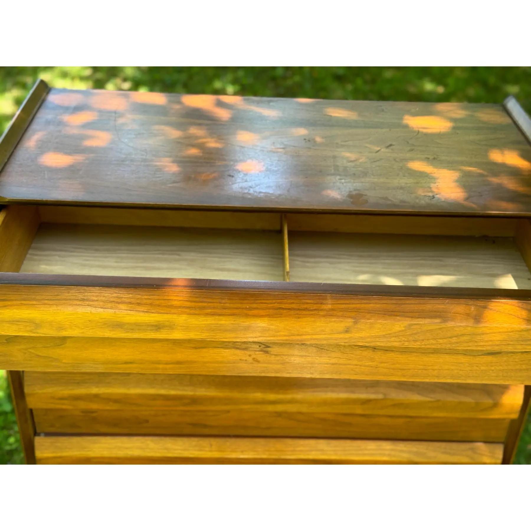Moderne skulpturale Mid-Century-Modern-Hochkommode aus Nussbaumholz von Lane (Moderne der Mitte des Jahrhunderts) im Angebot