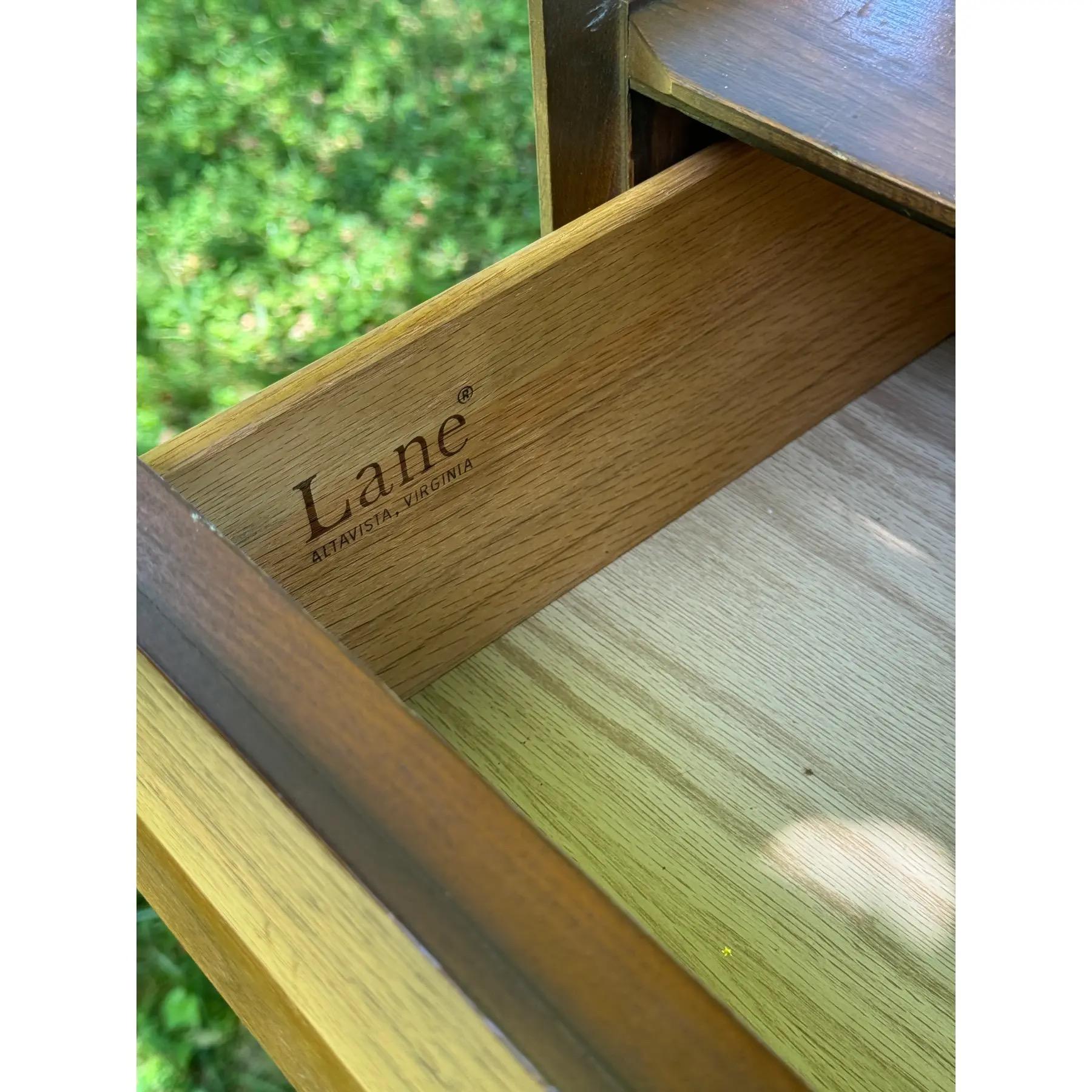 Moderne skulpturale Mid-Century-Modern-Hochkommode aus Nussbaumholz von Lane (20. Jahrhundert) im Angebot