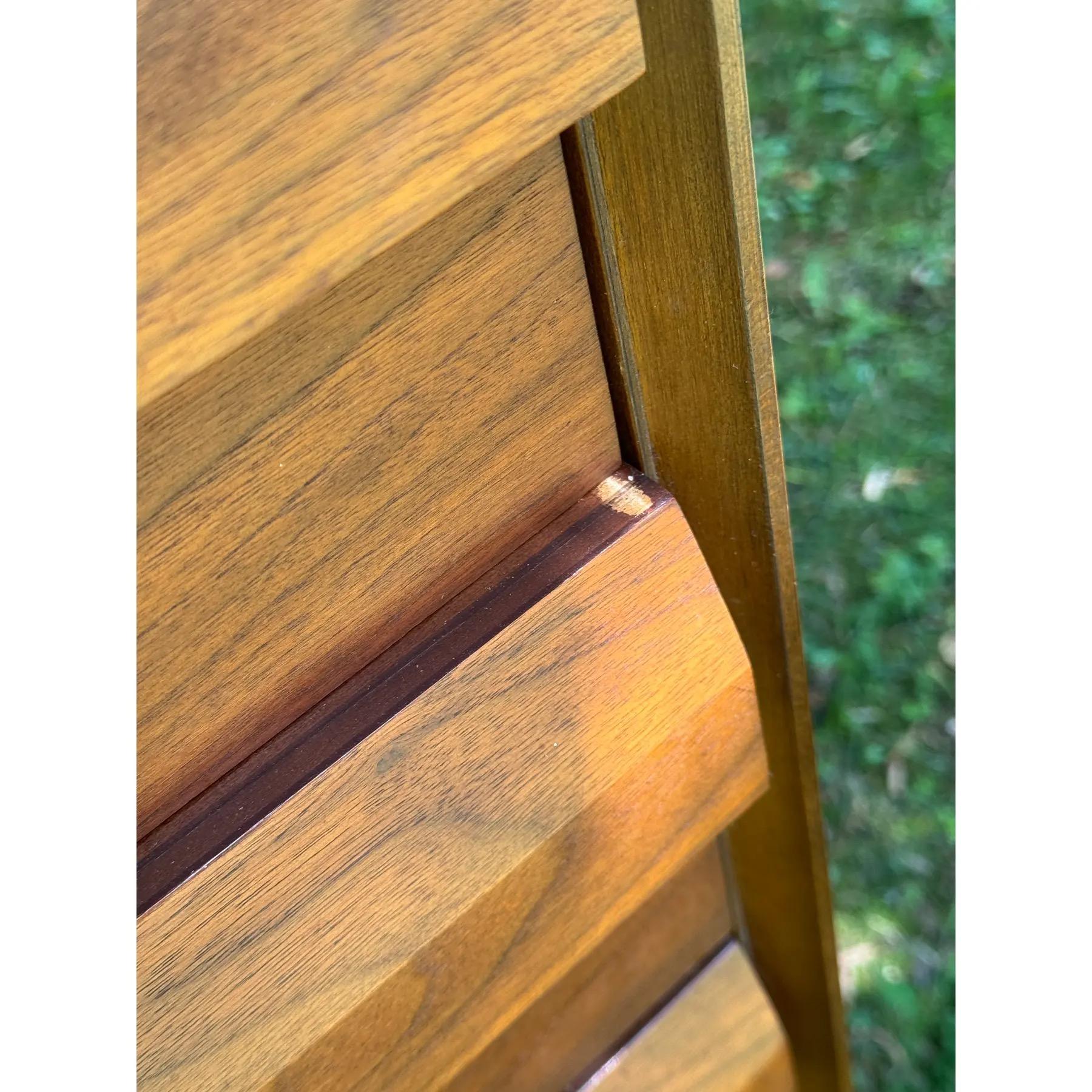 Moderne skulpturale Mid-Century-Modern-Hochkommode aus Nussbaumholz von Lane (Walnuss) im Angebot