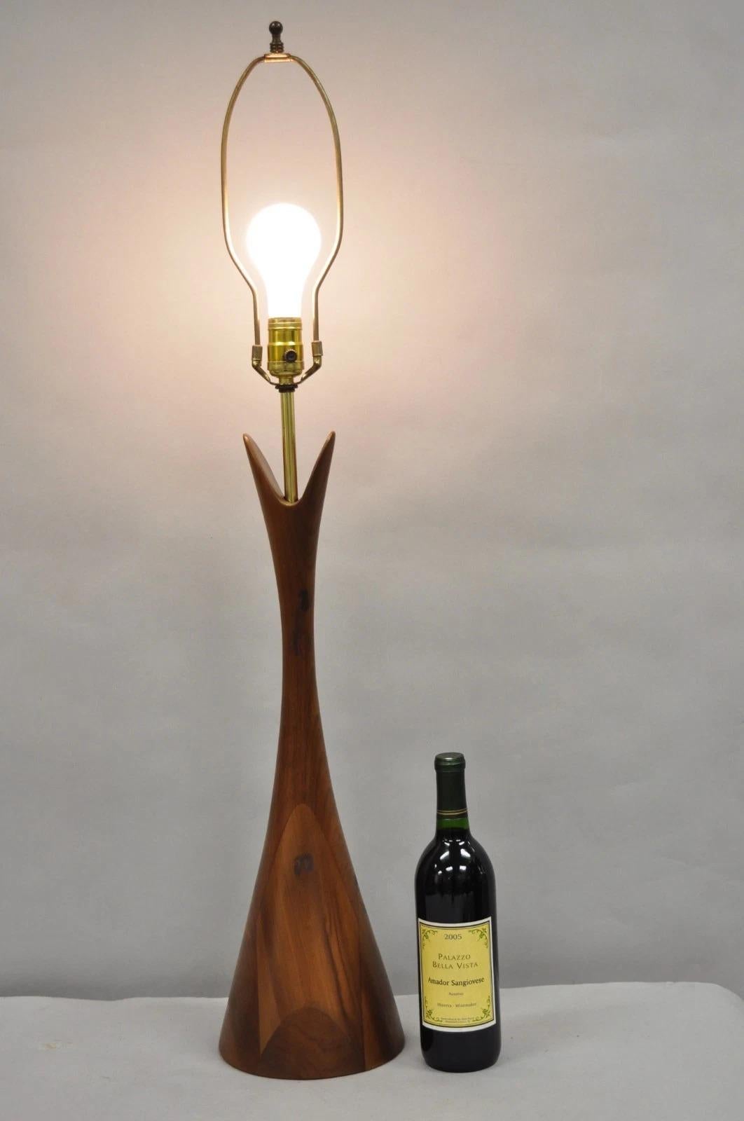 Vintage Mid Century Modern Sculptural Walnut Wood Danish Modernist Table Lamp by Modernera Mfg Co. Circa Mid 20th Century. Measurements: 38.5