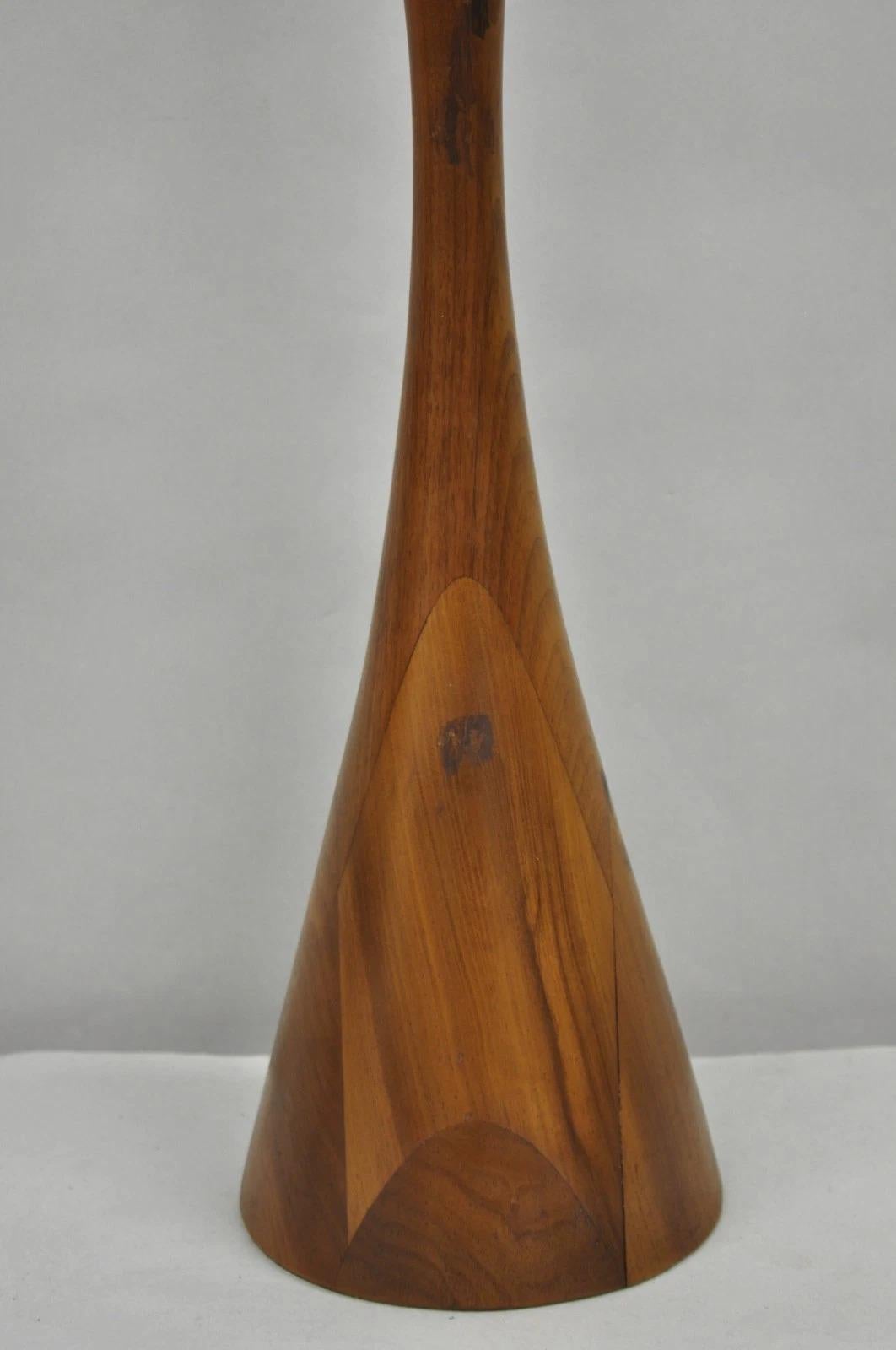 Vintage Mid Century Modern Sculptural Walnut Table Lamp by Modernera Mfg Co In Good Condition For Sale In Philadelphia, PA