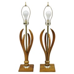 Lampada da tavolo scultorea in legno di noce e ottone, Vintage Mid Century Modern - una coppia