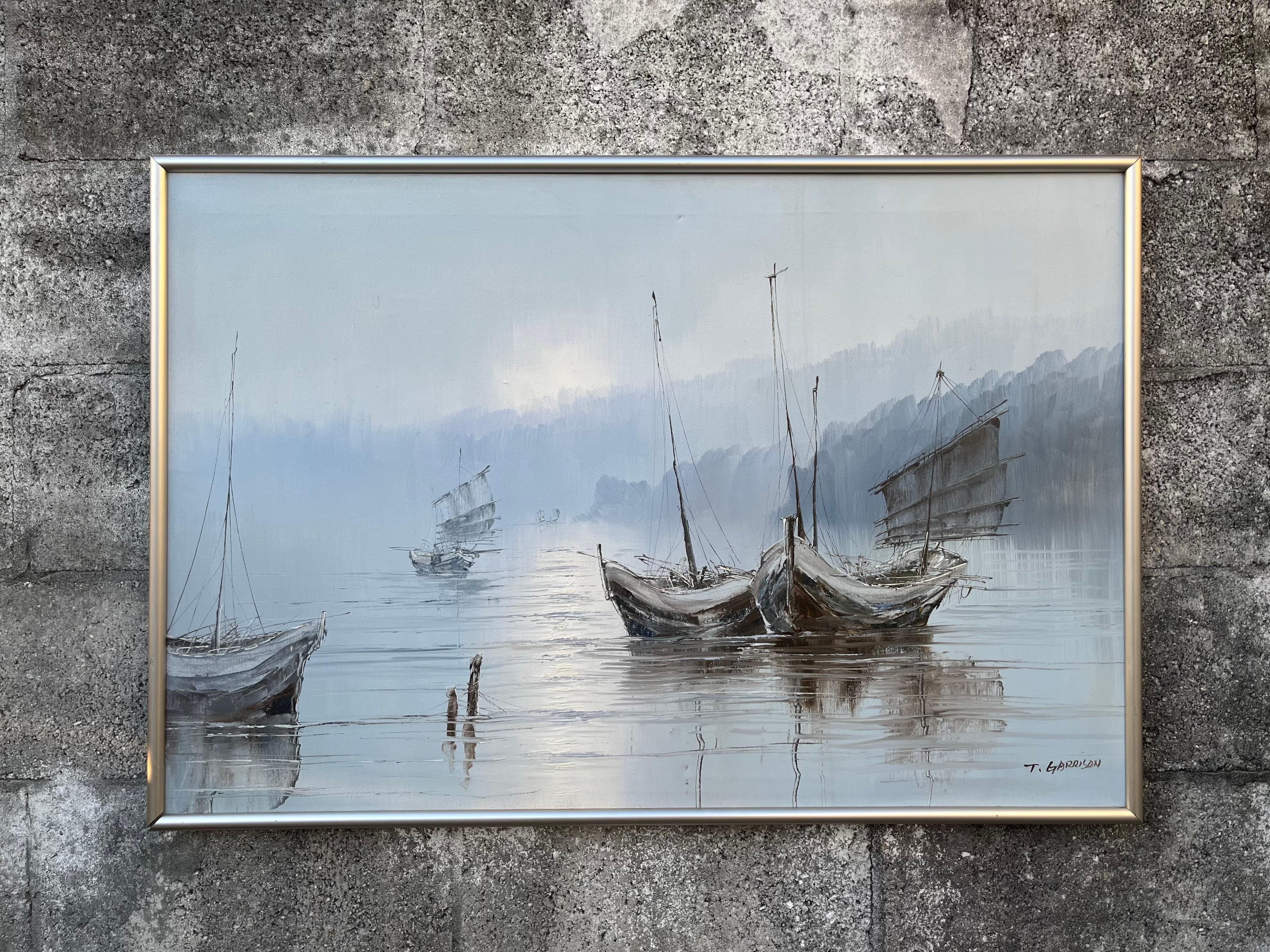 Vintage Mid Century Modern Seascape Oil Painting Signé par l'Artiste, AT&T. Circa 1950s 
Whiting présente des bateaux de pêche asiatiques ancrés, peints dans des teintes douces de gris, de bleu clair et de blanc.
 Encadré dans un cadre en aluminium