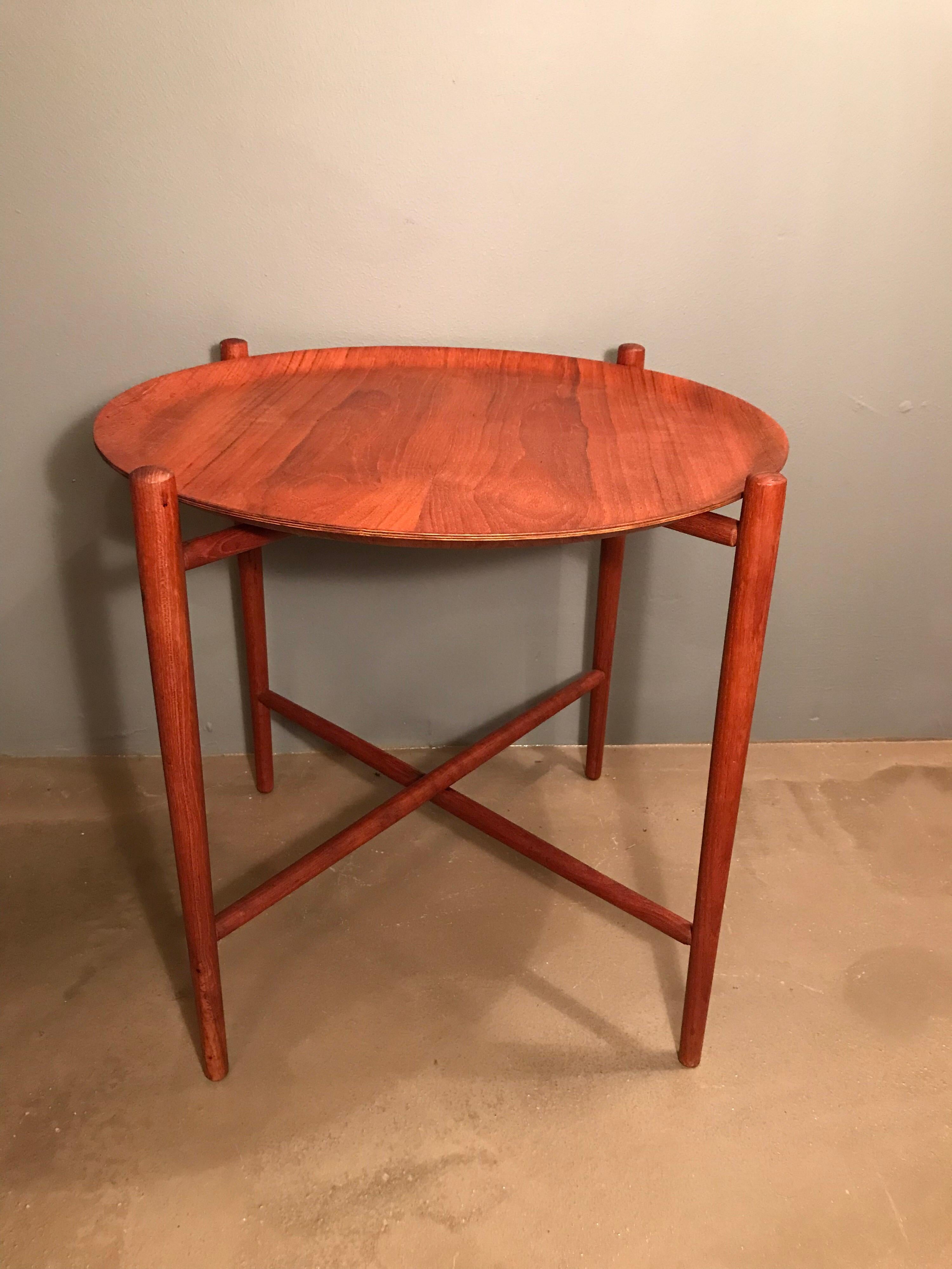 Élégante et belle table pliante à plateau en teck des années 1960.