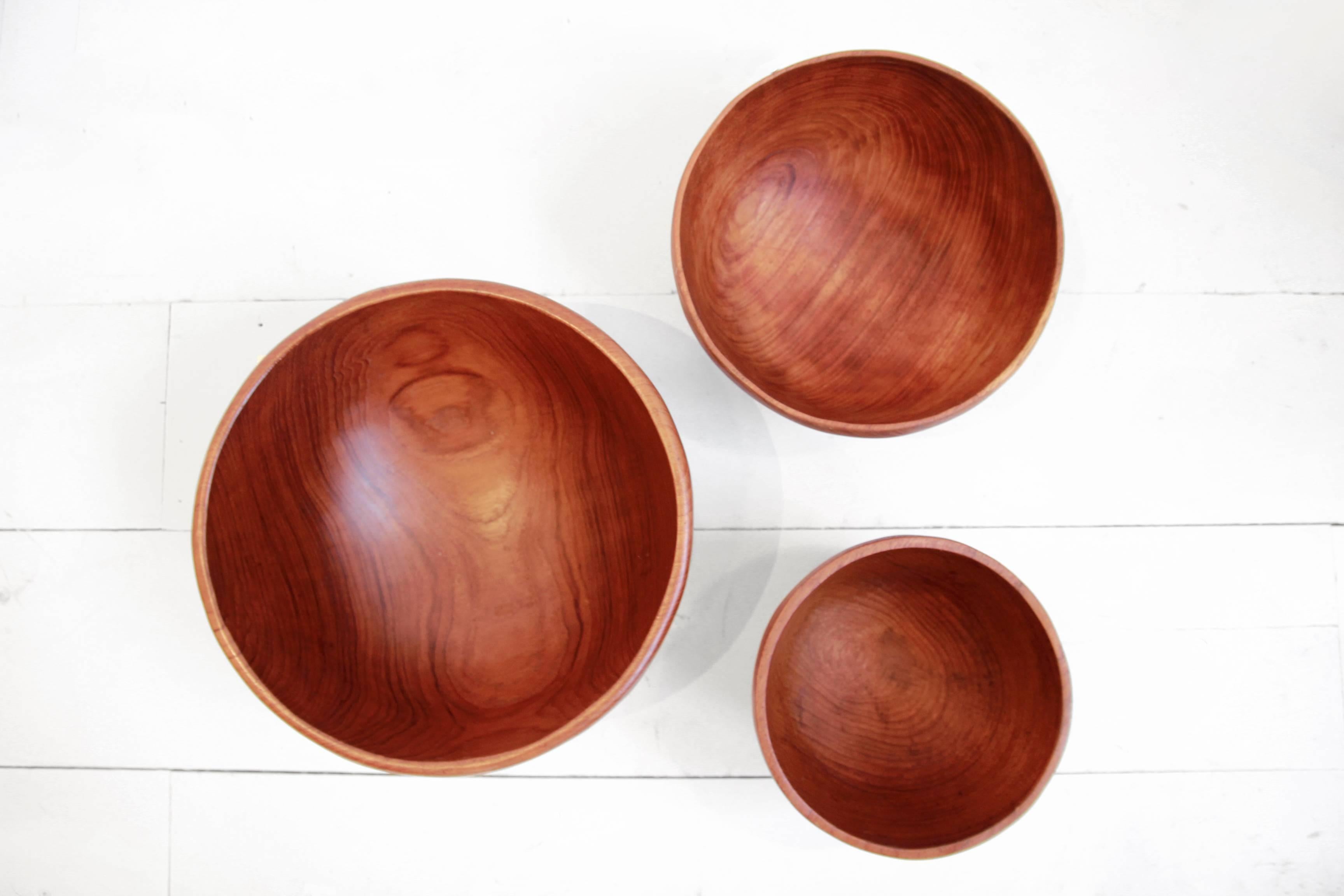 Vintage Mid-Century Modern Set of Three Large Turned Teak Bowls, Denmark 1960's In Good Condition In Amsterdam, Noord Holland