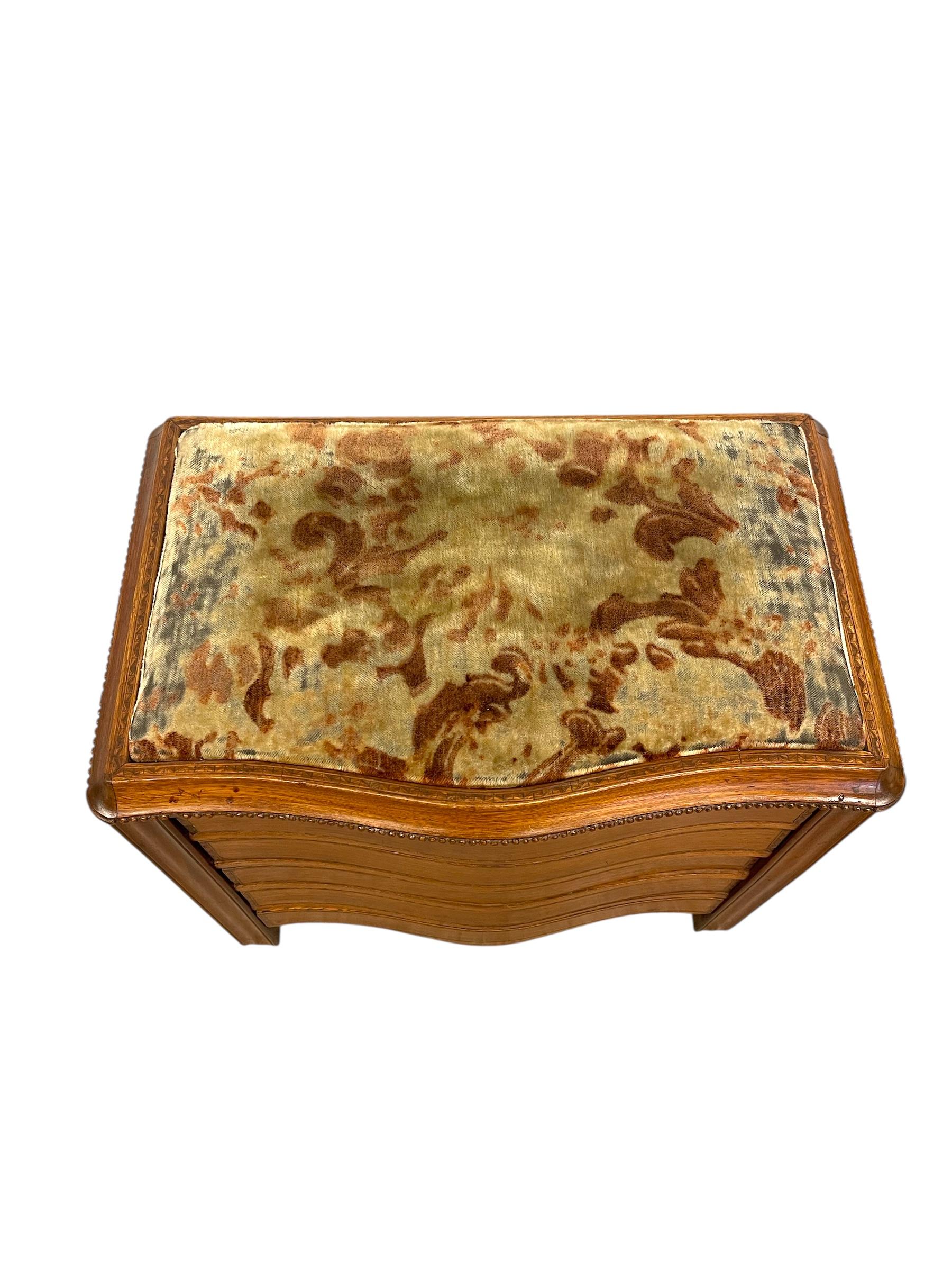 Vintage Mid-Century Modern Sewing oder Schmuck Kabinett mit gepolsterten Sitz. im Angebot 5