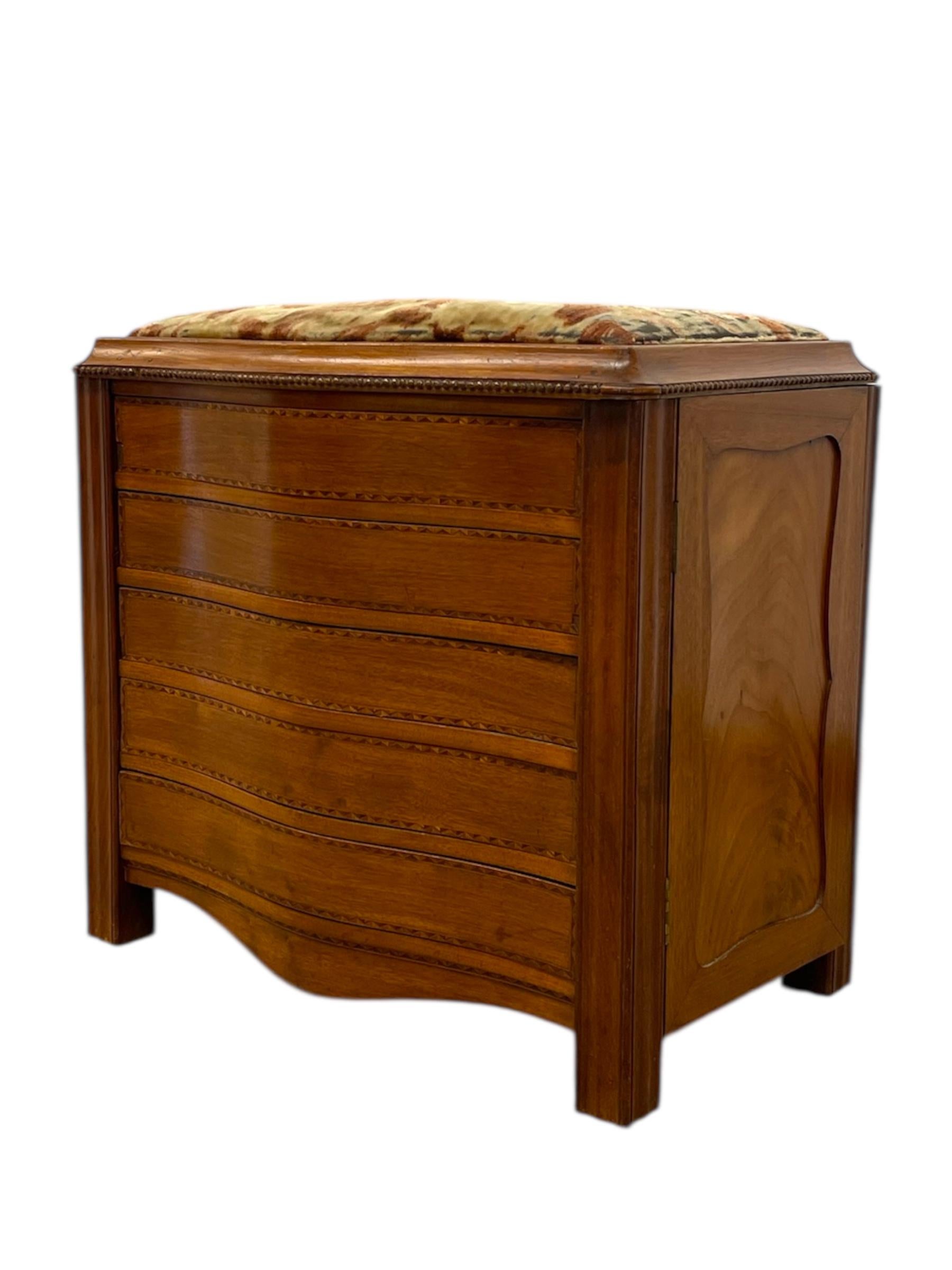 Bei diesem Vintage-Stück aus der Mitte des Jahrhunderts handelt es sich möglicherweise um einen Nähschrank mit einer einzigartigen Kombination aus Funktion und Form, mit einer geschwungenen Front und raffinierten Holzbearbeitungsdetails. Die