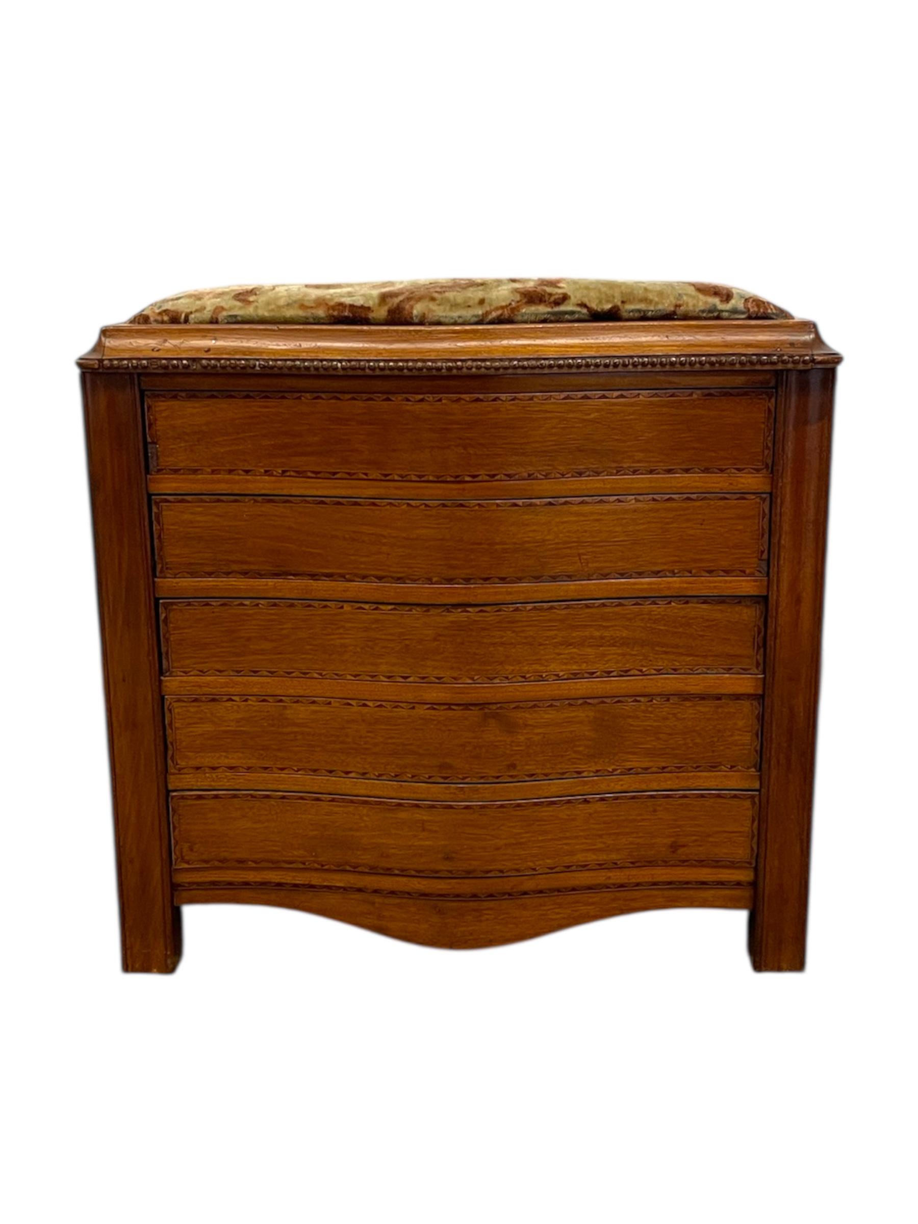 Vintage Mid-Century Modern Sewing oder Schmuck Kabinett mit gepolsterten Sitz. (Moderne der Mitte des Jahrhunderts) im Angebot