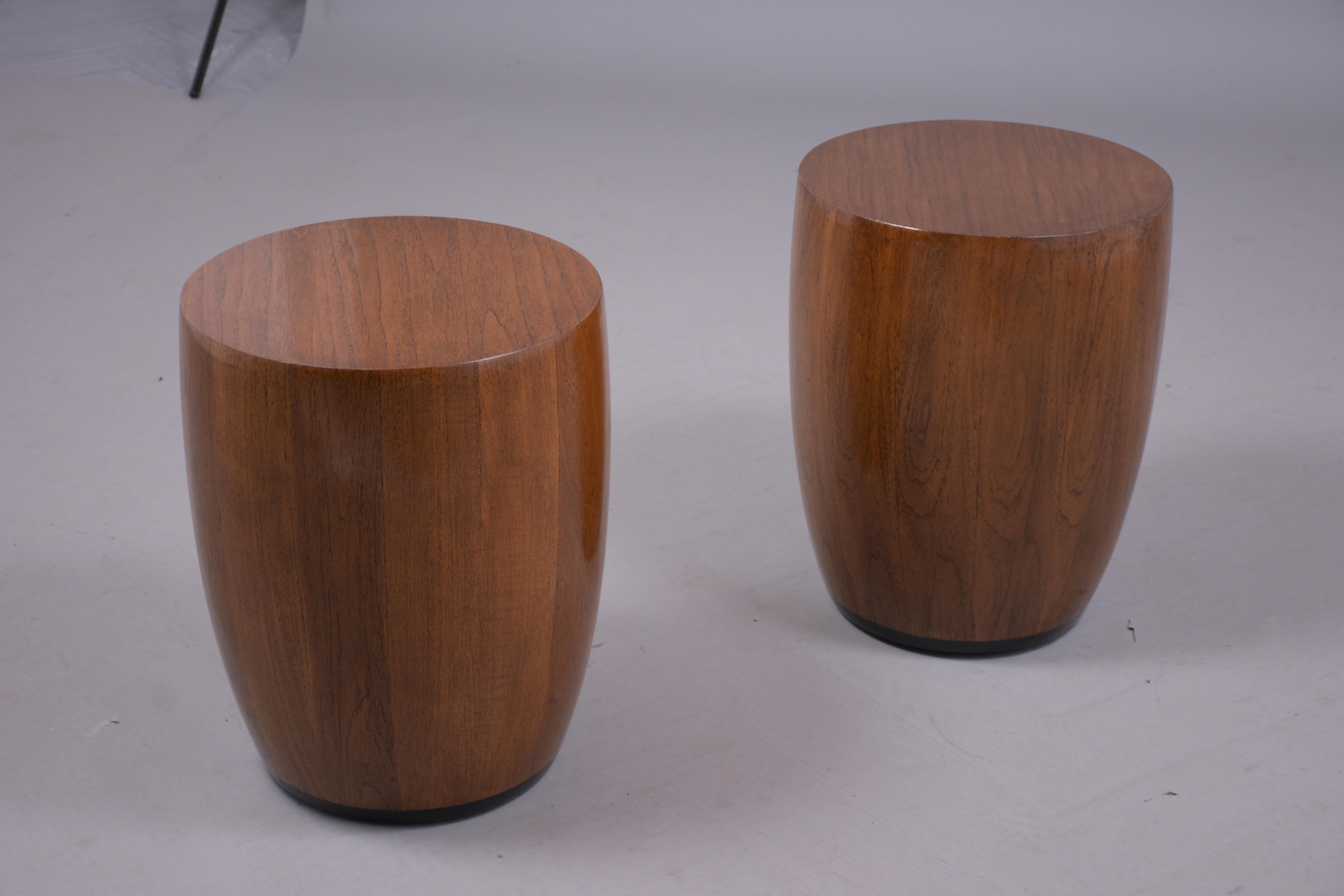 An eye-catching pair of mid-century style mahogany pedestal side tables with a sleek design feature a circular top the pedestals has been newly stained in mahogany & ebonized color combination with a remarkable lacquered finish. These fabulous pair