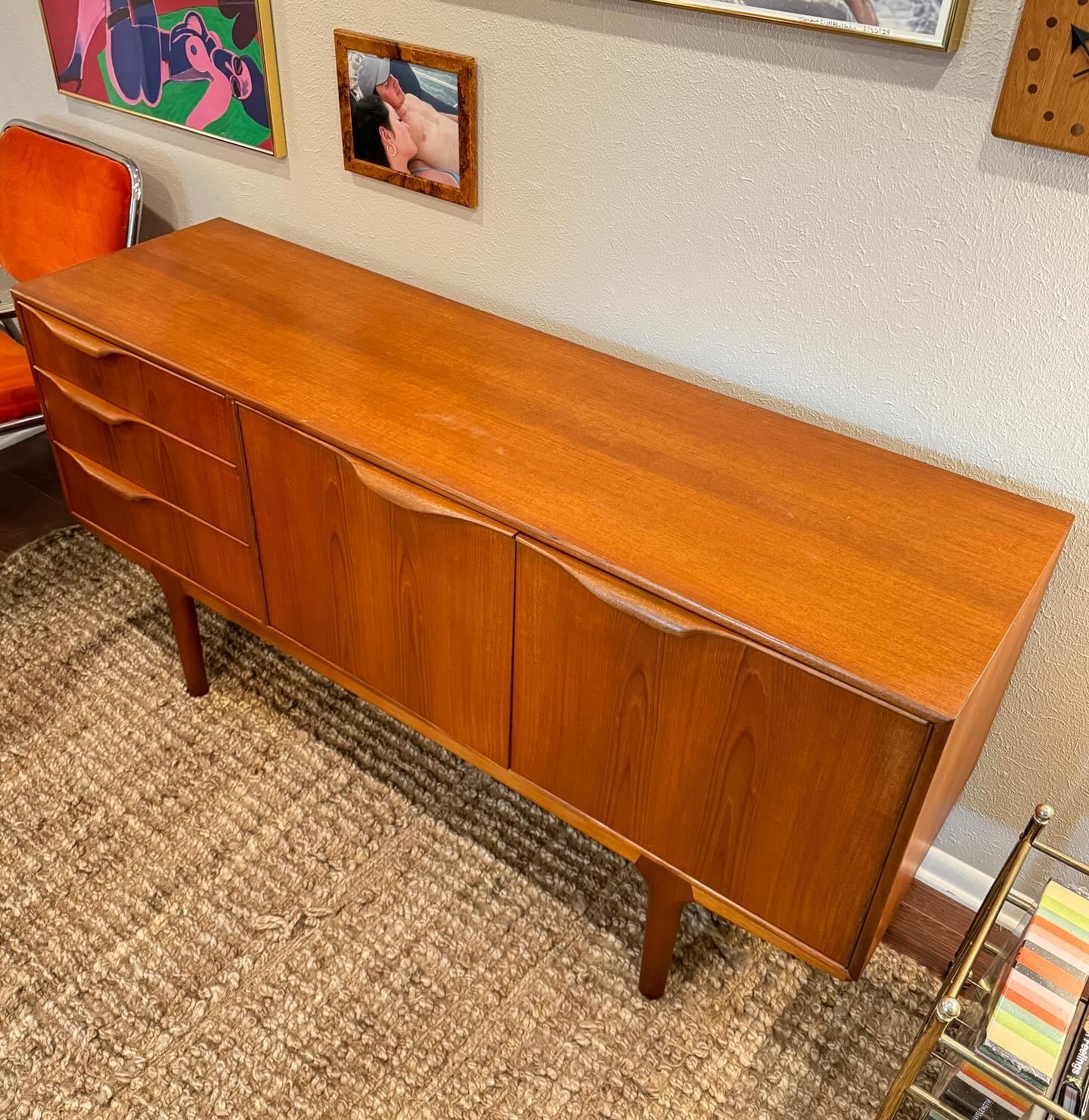 Vintage mid century modern sideboard with folded handles made by McIntosh In Good Condition In Houston, TX