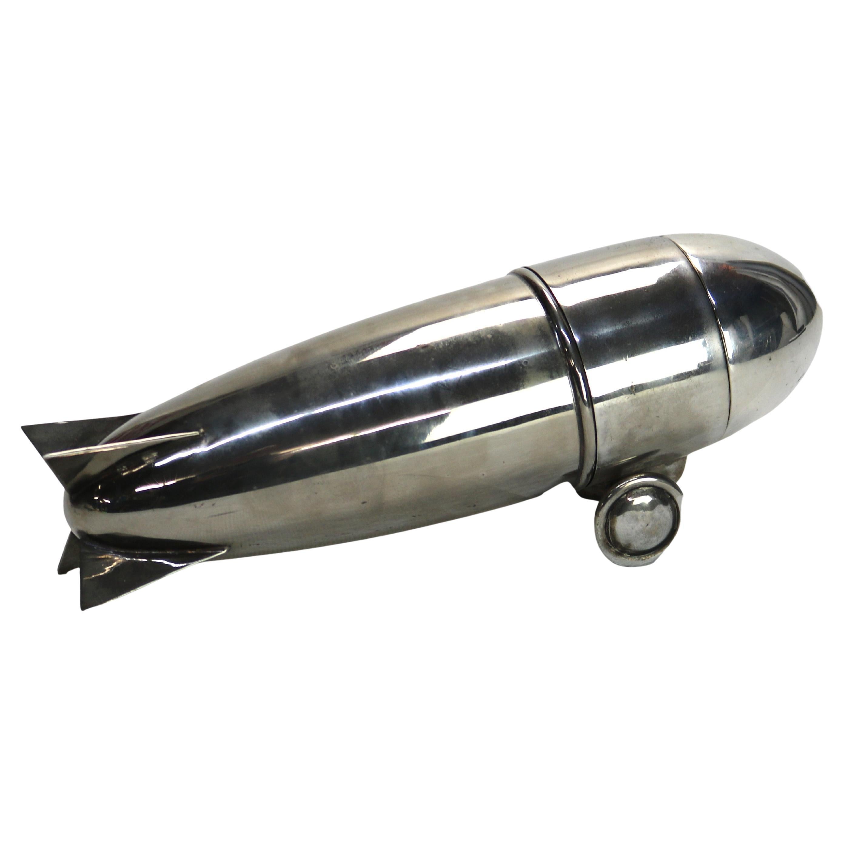 Coctelera Zeppelin vintage de mediados del siglo XX, cromada y plateada c1940