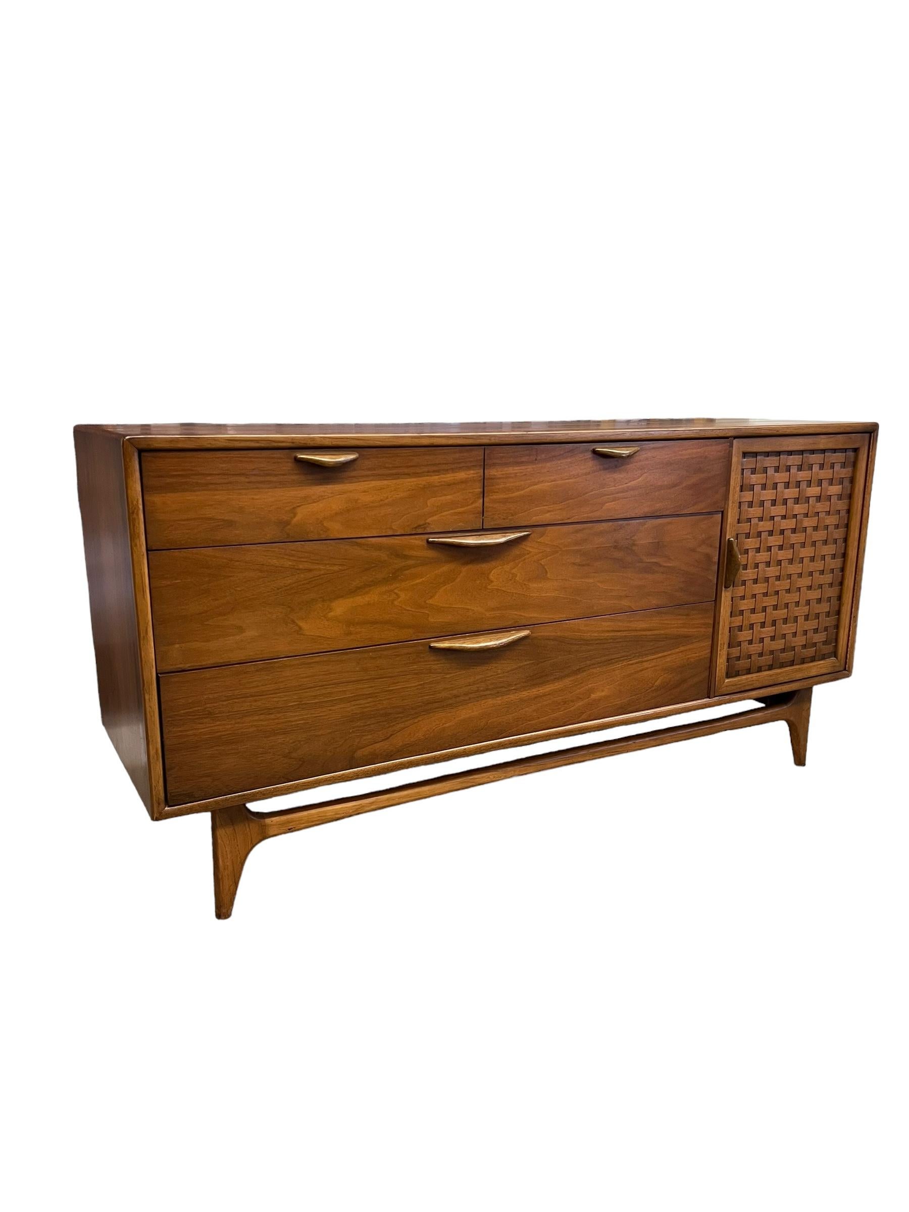 Comò Lane's Altavista, moderno e di metà secolo. Una costruzione americana di qualità abbinata a un design raffinato. La superficie del piano è in legno di noce con finiture in rovere a contrasto che ne tracciano il perimetro. I quattro cassetti