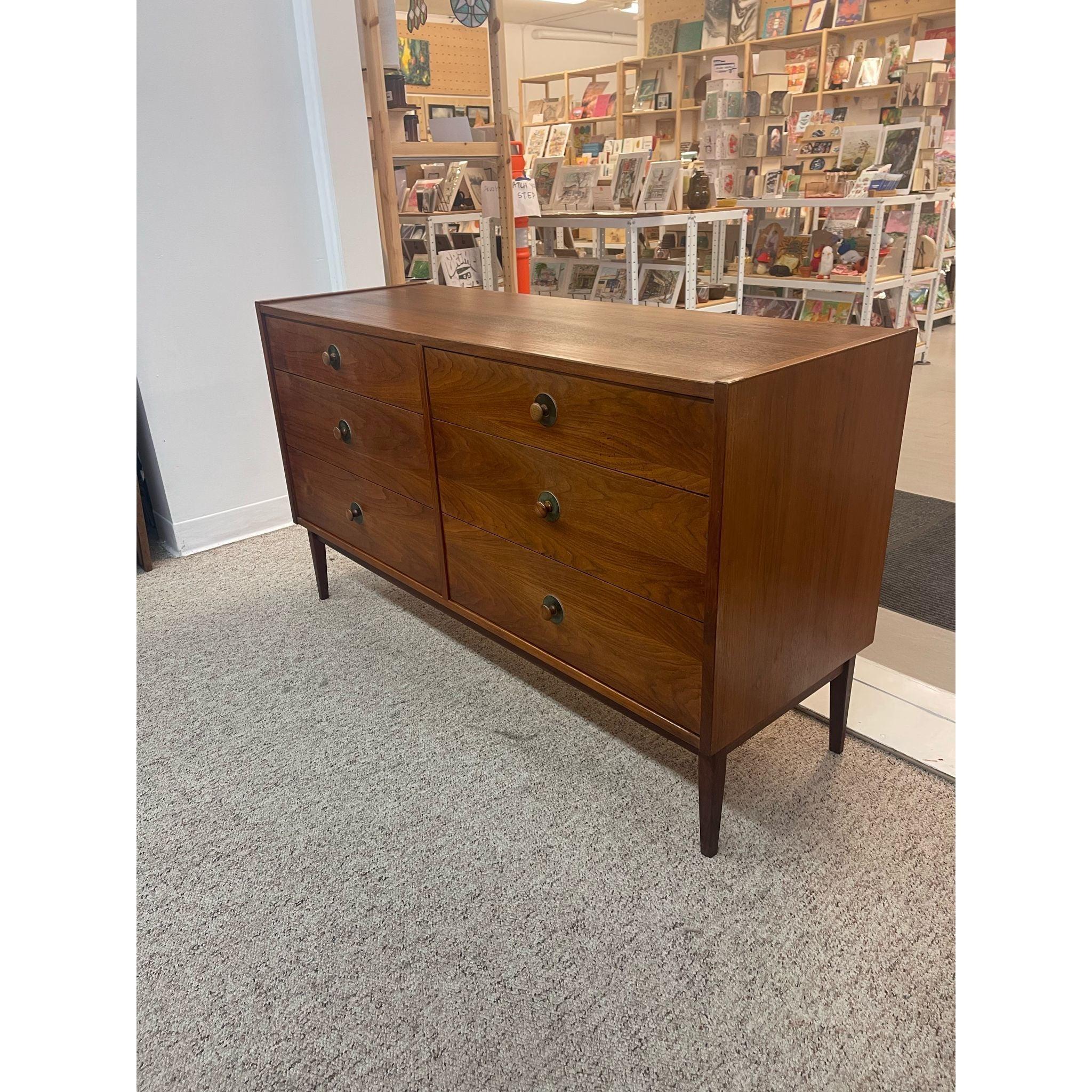 Mid-Century moderno Vintage Mid Century Modern Six Drawer Dresser Dovetail Drawers. in vendita