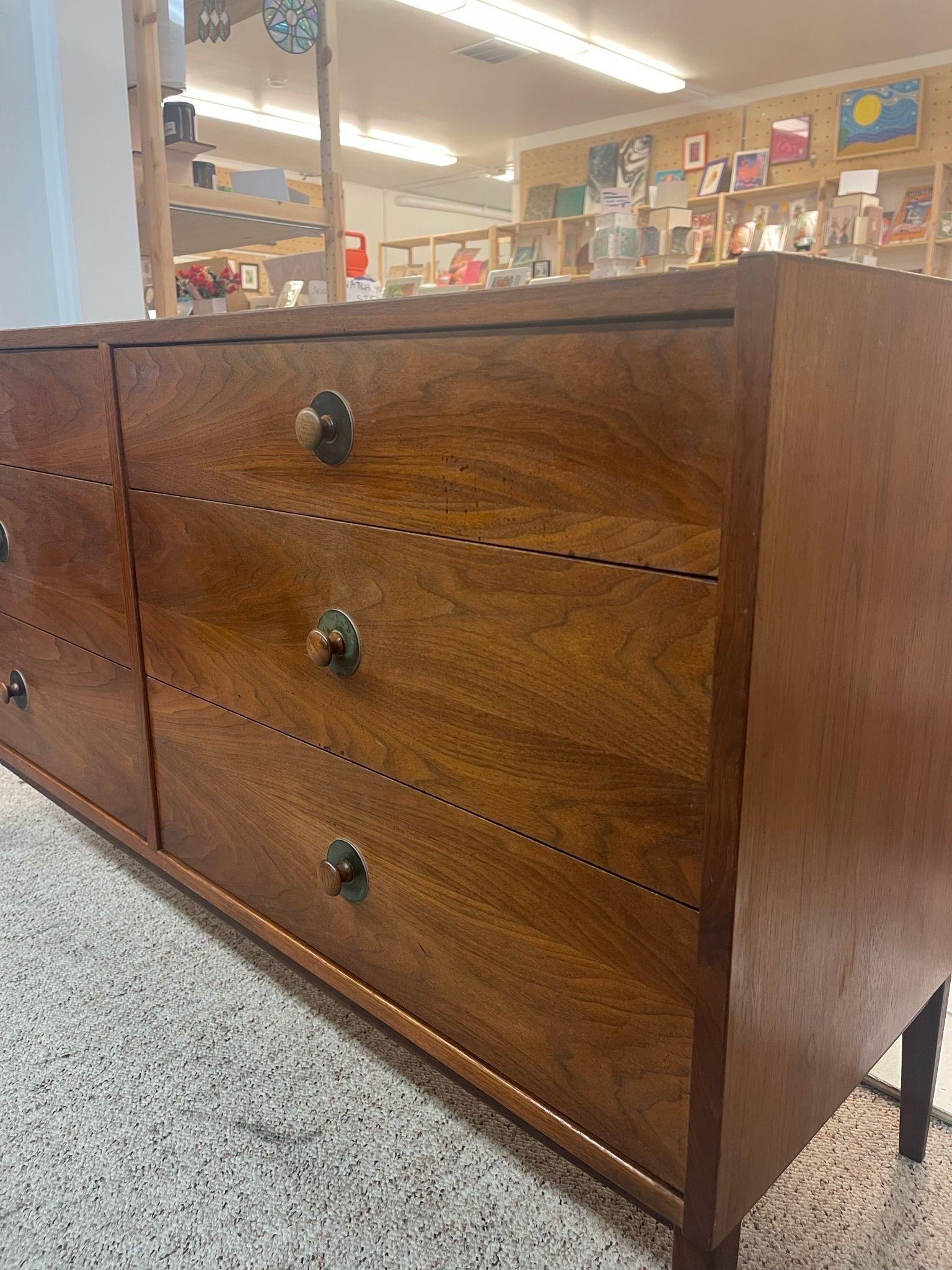 Vintage Mid Century Modern Six Drawer Dresser Dovetail Drawers. In Good Condition For Sale In Seattle, WA