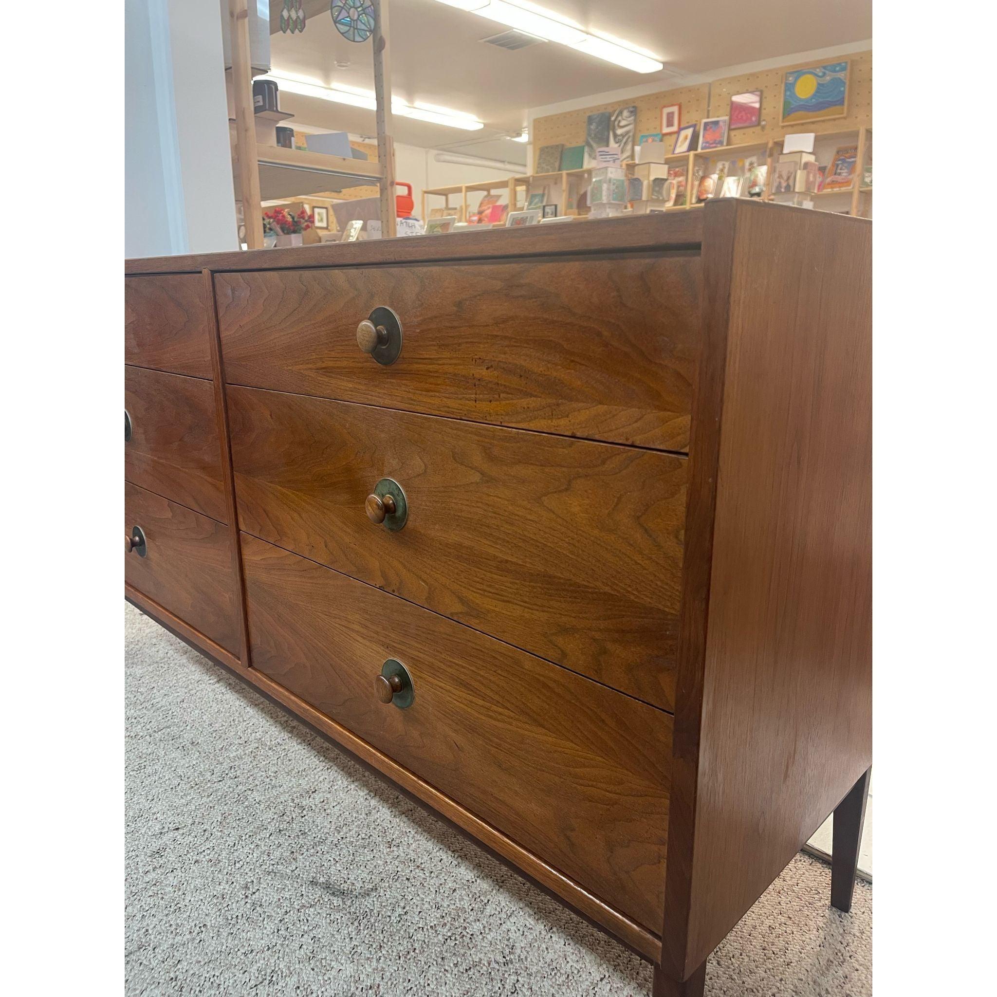 Vintage Mid Century Modern Six Drawer Dresser Dovetail Drawers. In condizioni buone in vendita a Seattle, WA