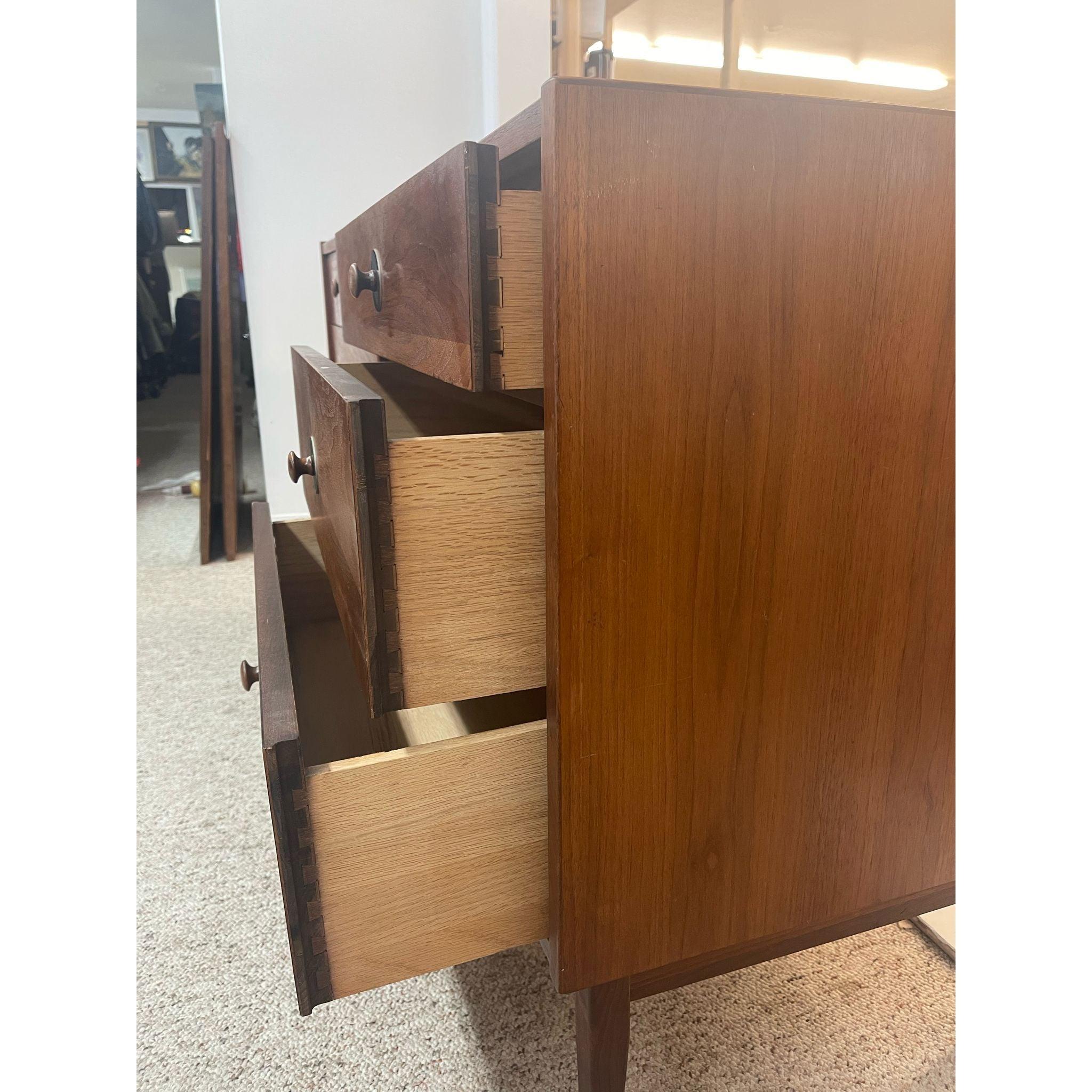 Noce Vintage Mid Century Modern Six Drawer Dresser Dovetail Drawers. in vendita