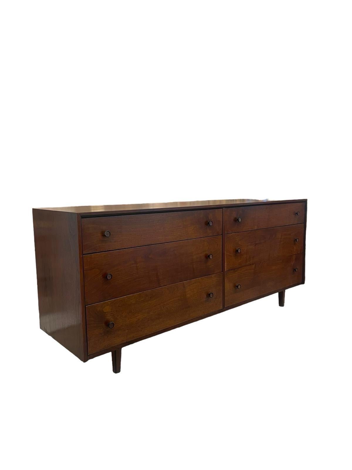Vintage Mid Century Modern Six Drawer Lowboy Dresser. In Good Condition For Sale In Seattle, WA
