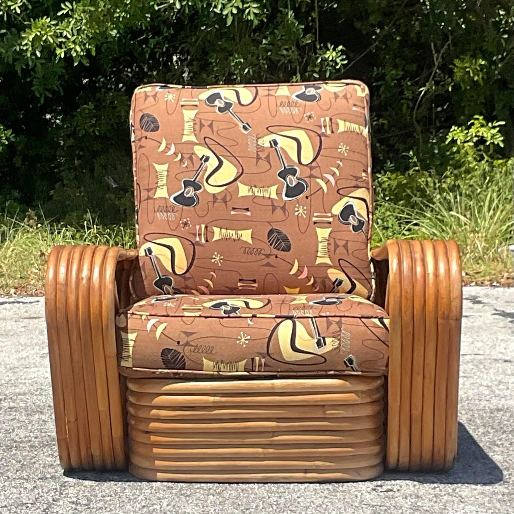 Découvrez le style moderne du milieu du siècle avec cette chaise longue vintage en rotin courbé à six brins, inspirée par les designs emblématiques de Frankl. Sa fabrication américaine allie confort et style, créant ainsi une pièce qui ajoute une