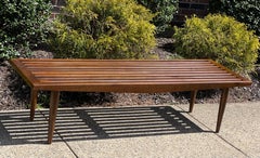 Banco o mesa de centro vintage de listones modernos de mediados de siglo