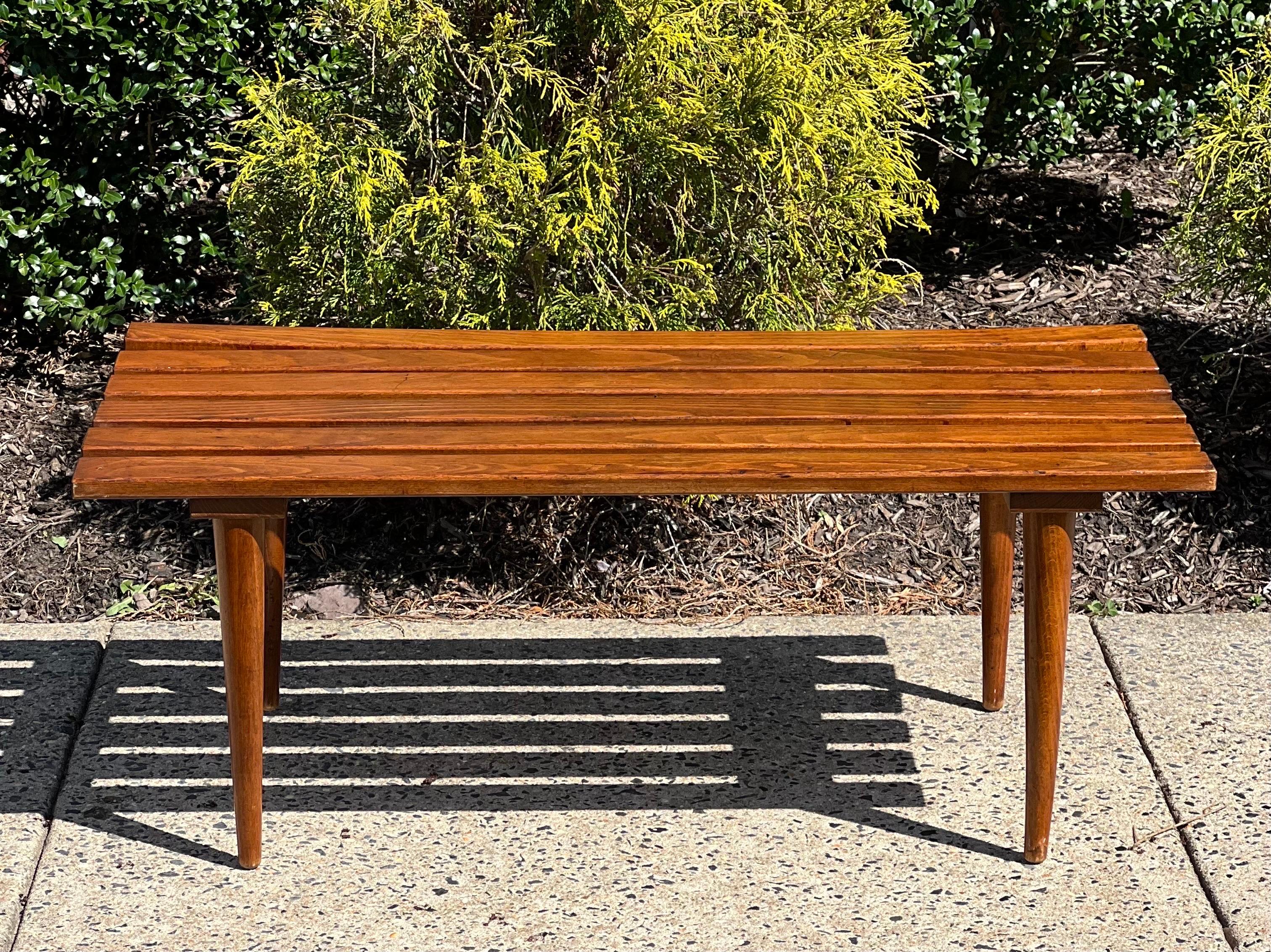 Vintage Mid-Century Modern Slat Bank oder Couchtisch (Moderne der Mitte des Jahrhunderts) im Angebot
