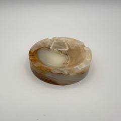 Kleiner runder Aschenbecher aus Onyxstein, Mid-Century Modern
