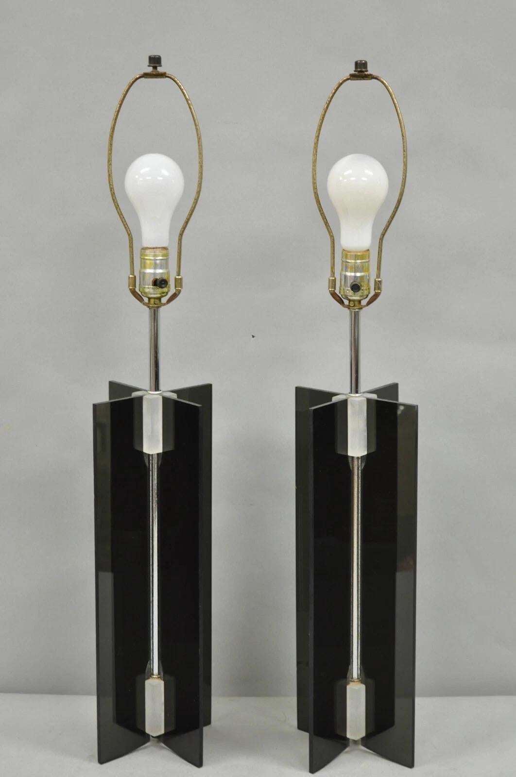 Vintage Mid Century Modern Smoked Lucite X-Base Chrome Tischlampen - ein Paar im Angebot 4