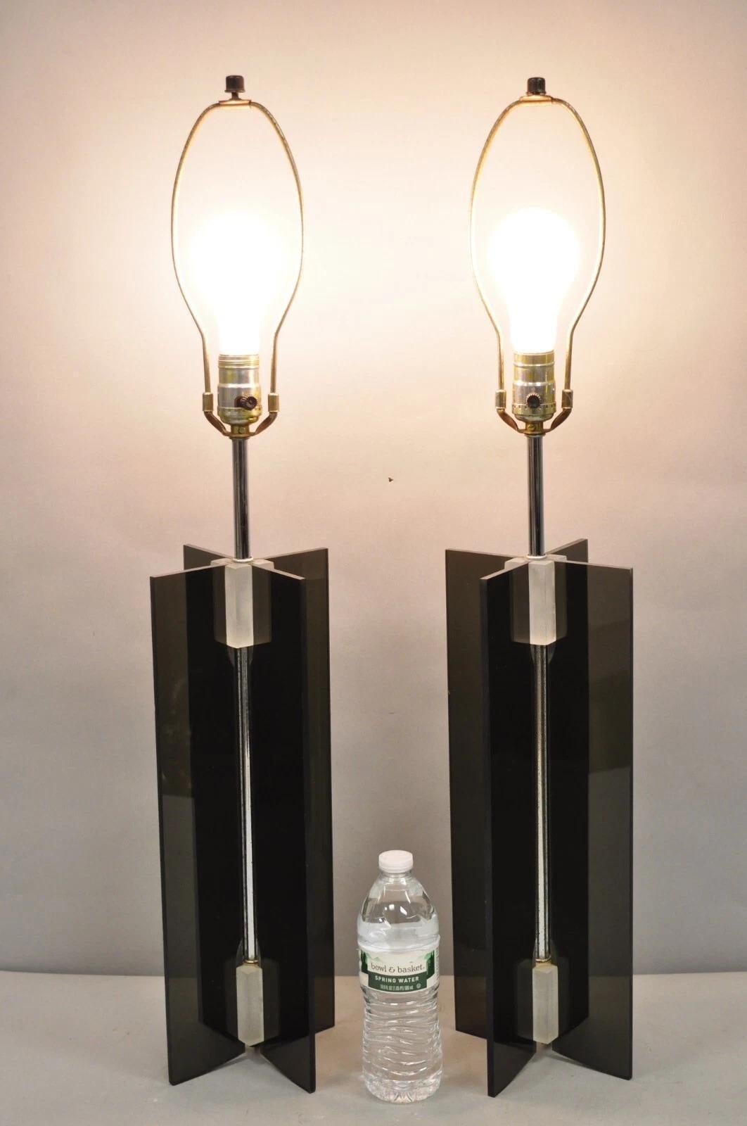 Vintage Mid Century Modern Smoked Lucite X-Base Chrome Tischlampen - ein Paar. Circa Mitte des 20. Jahrhunderts. Abmessungen: 32