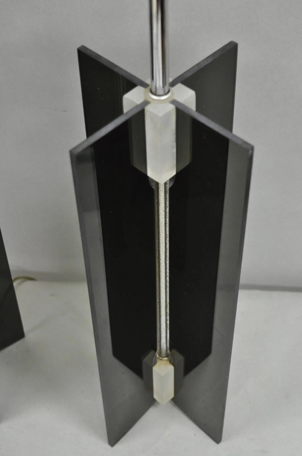 Vintage Mid Century Modern Smoked Lucite X-Base Chrome Tischlampen - ein Paar (Moderne der Mitte des Jahrhunderts) im Angebot