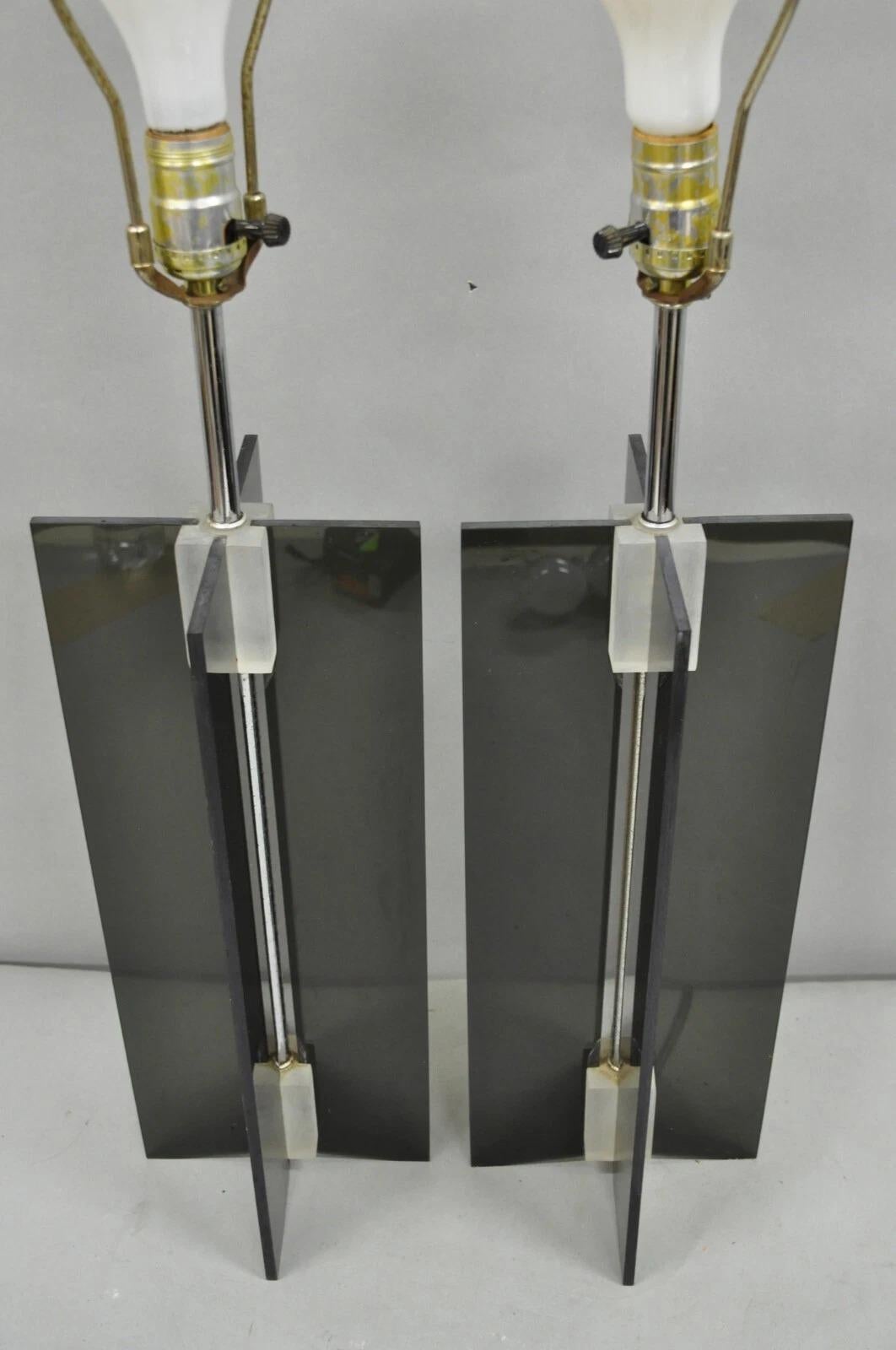 Vintage Mid Century Modern Smoked Lucite X-Base Chrome Tischlampen - ein Paar im Angebot 1