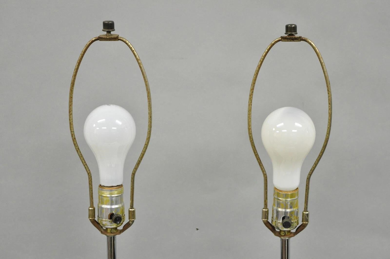 Vintage Mid Century Modern Smoked Lucite X-Base Chrome Tischlampen - ein Paar im Angebot 2